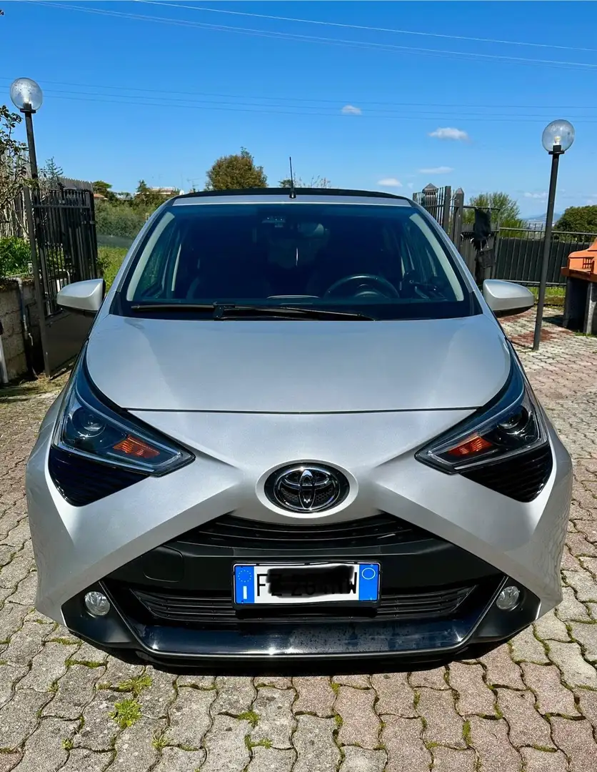 Toyota Aygo Aygo 5p 1.0 x-play m-mt 72cv Silber - 2