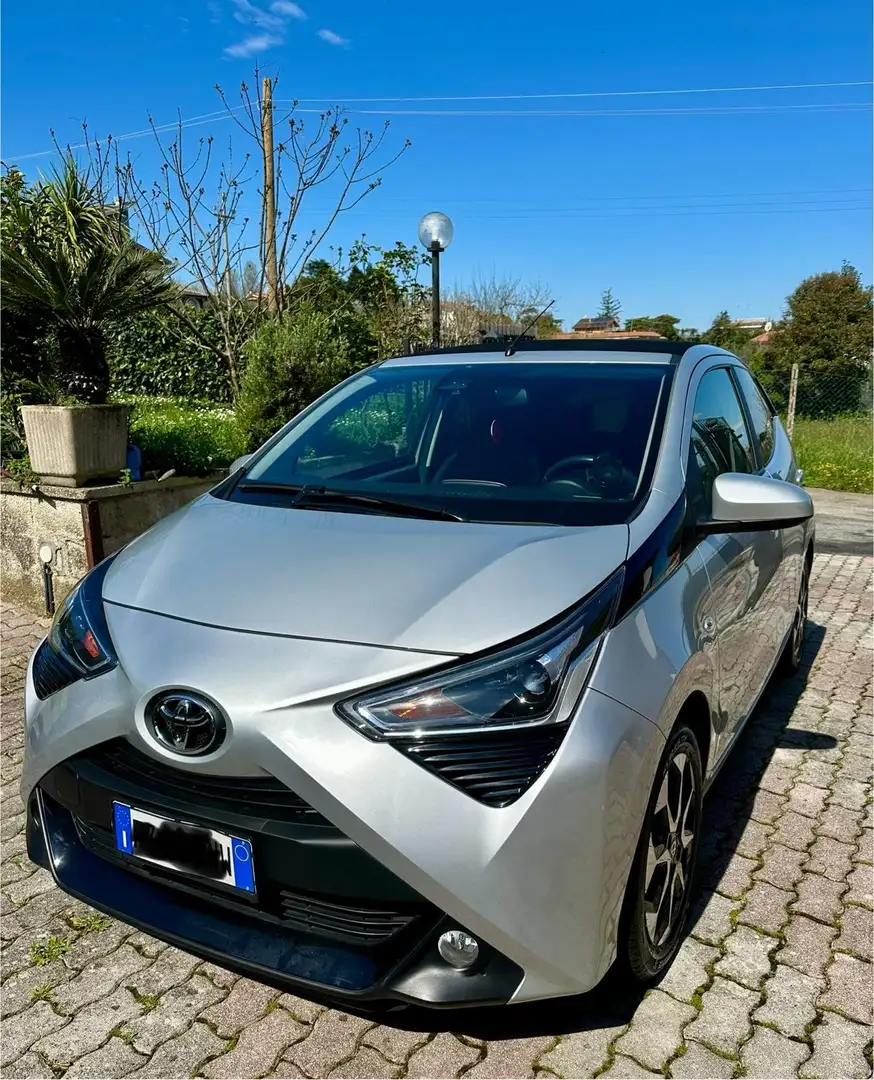 Toyota Aygo Aygo 5p 1.0 x-play m-mt 72cv Silber - 1