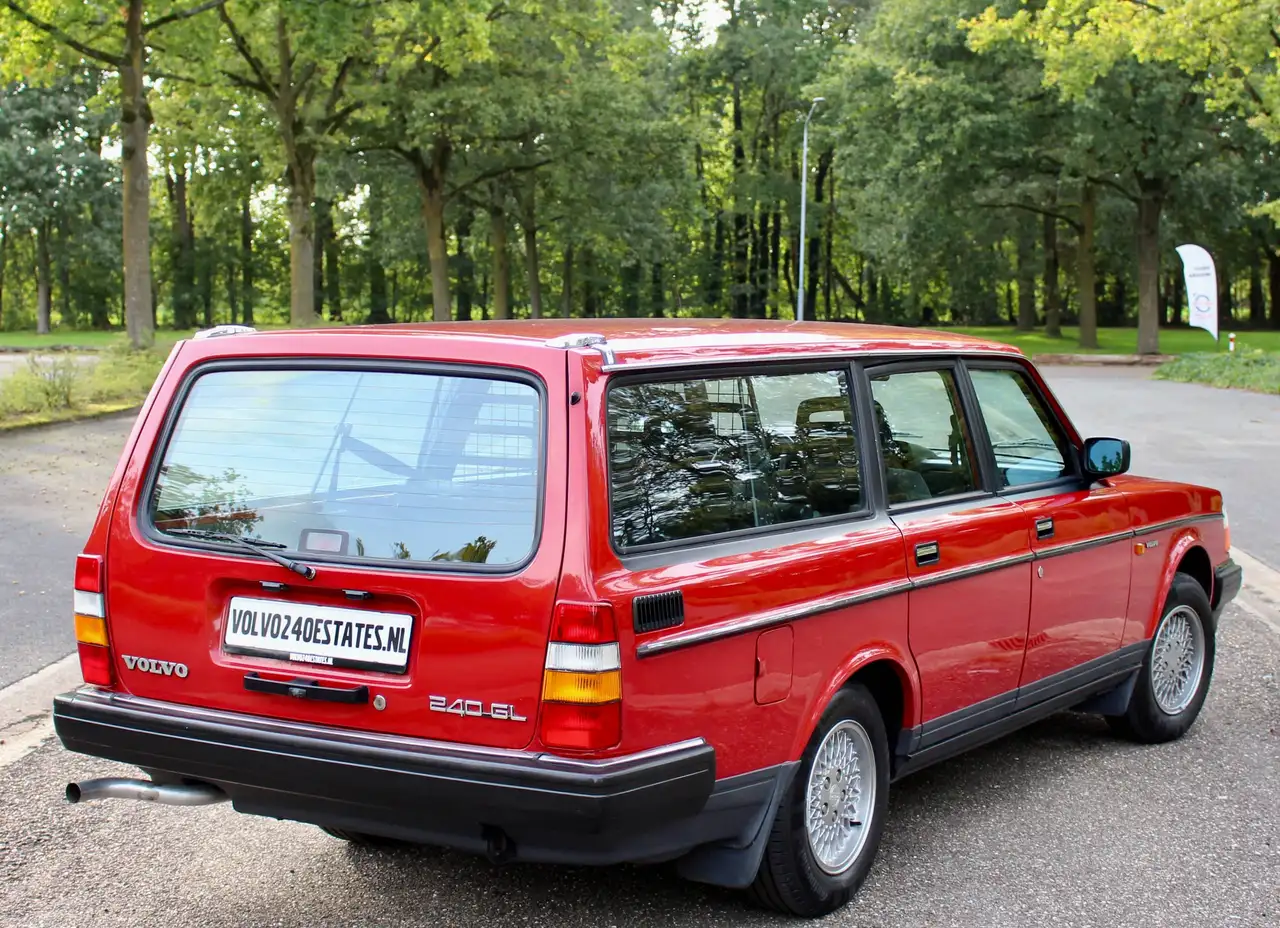 Volvo 240 2.3i GL Estate Classic Red, foto 2