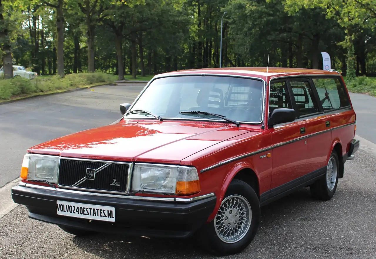 Volvo 240 2.3i GL Estate Classic Red, foto 1