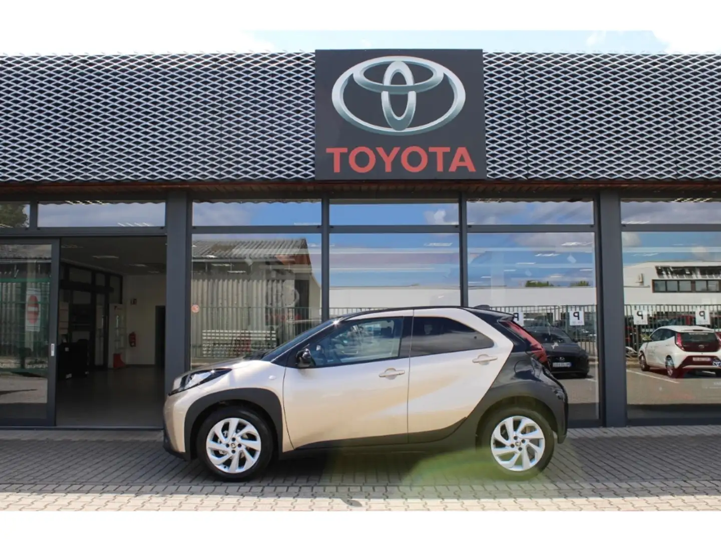 Toyota Aygo X 1.0 VVT-i Pulse+KAMERA+SHZ+ACAA+GJ-RÄDER Beige - 2