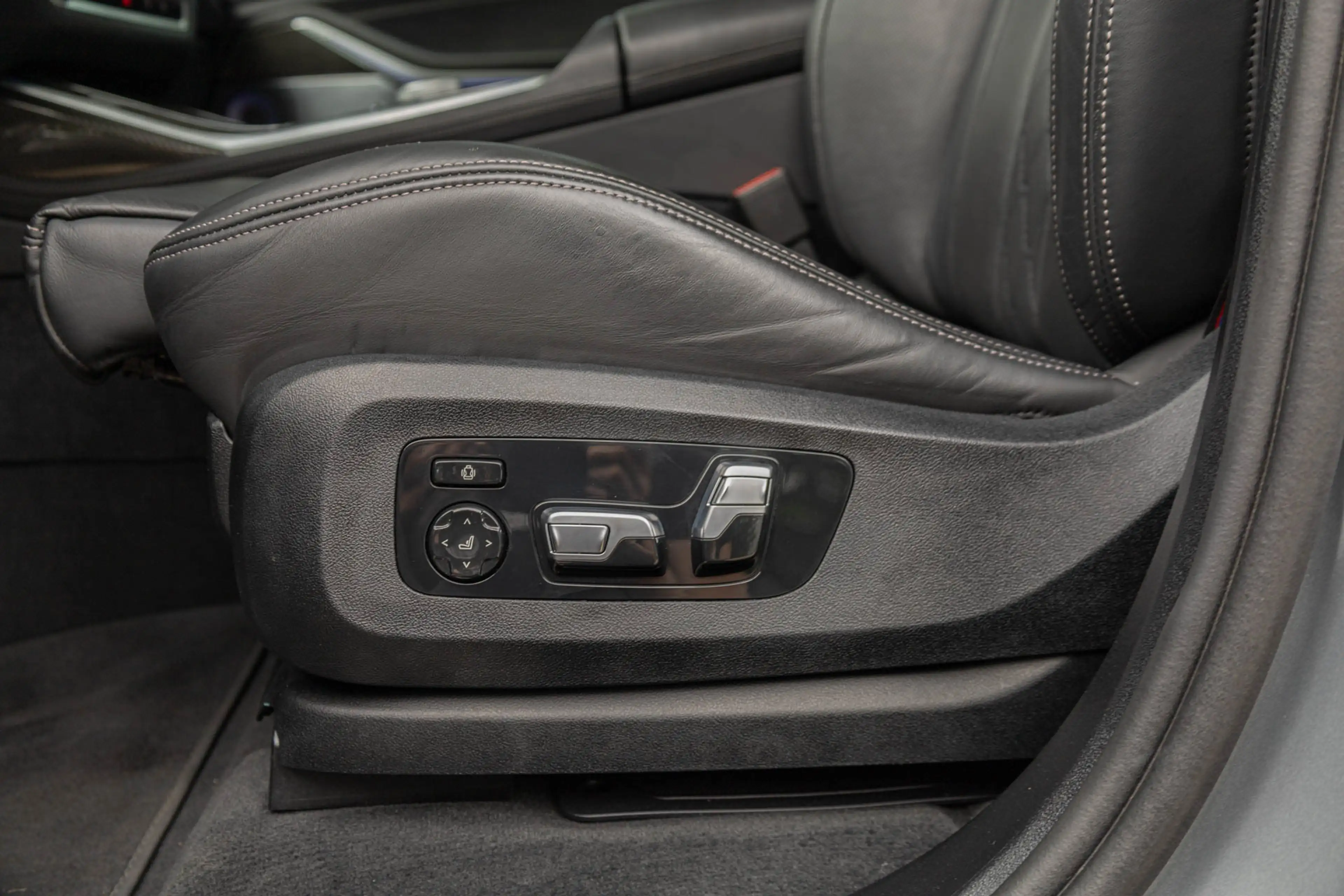 BMW X7 G07 M60i xDrive / Vol / Massage / Frozen Grey / BT — photo 15