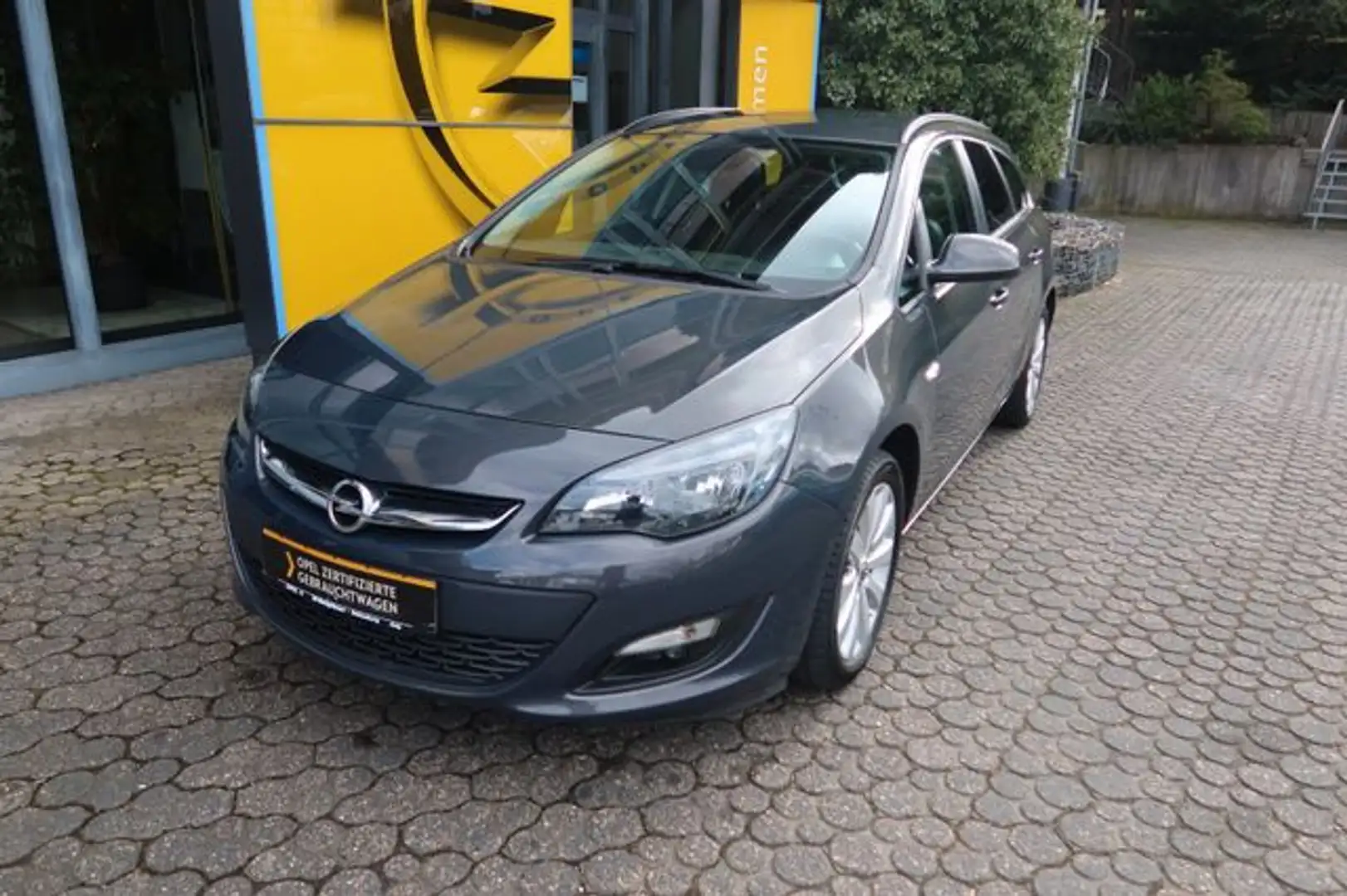 Opel Astra J Sports Tourer Style mit Anhängerkupplung - 1