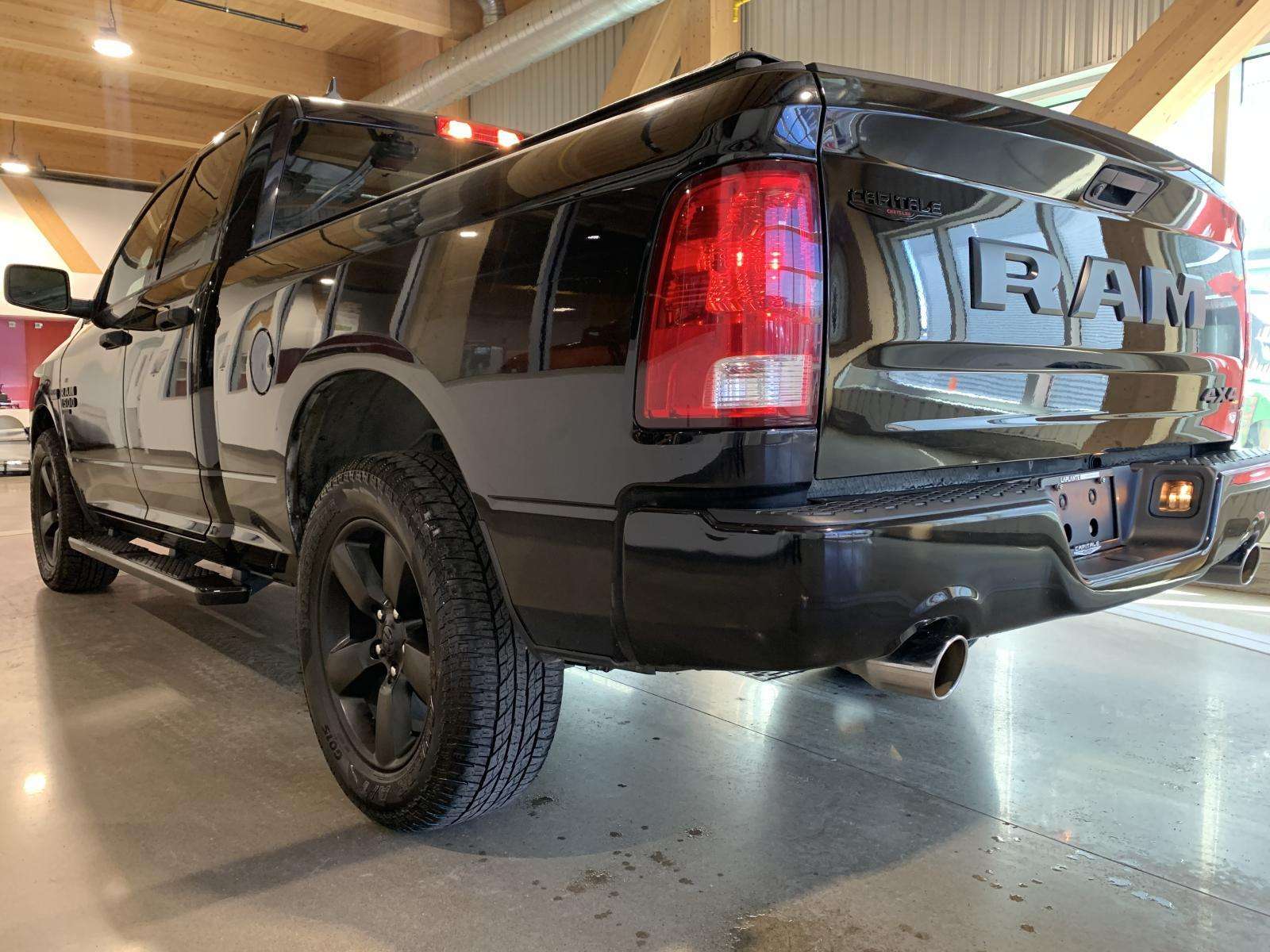 2019 RAM 1500 Express HEMI 5.7L  4X4  NIGHT EDITION  CAPOT SP — снимка 1