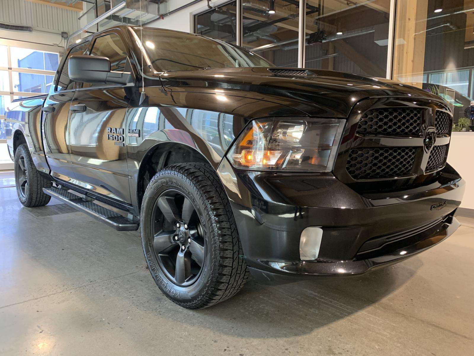 2019 RAM 1500 Express HEMI 5.7L  4X4  NIGHT EDITION  CAPOT SP — снимка 1