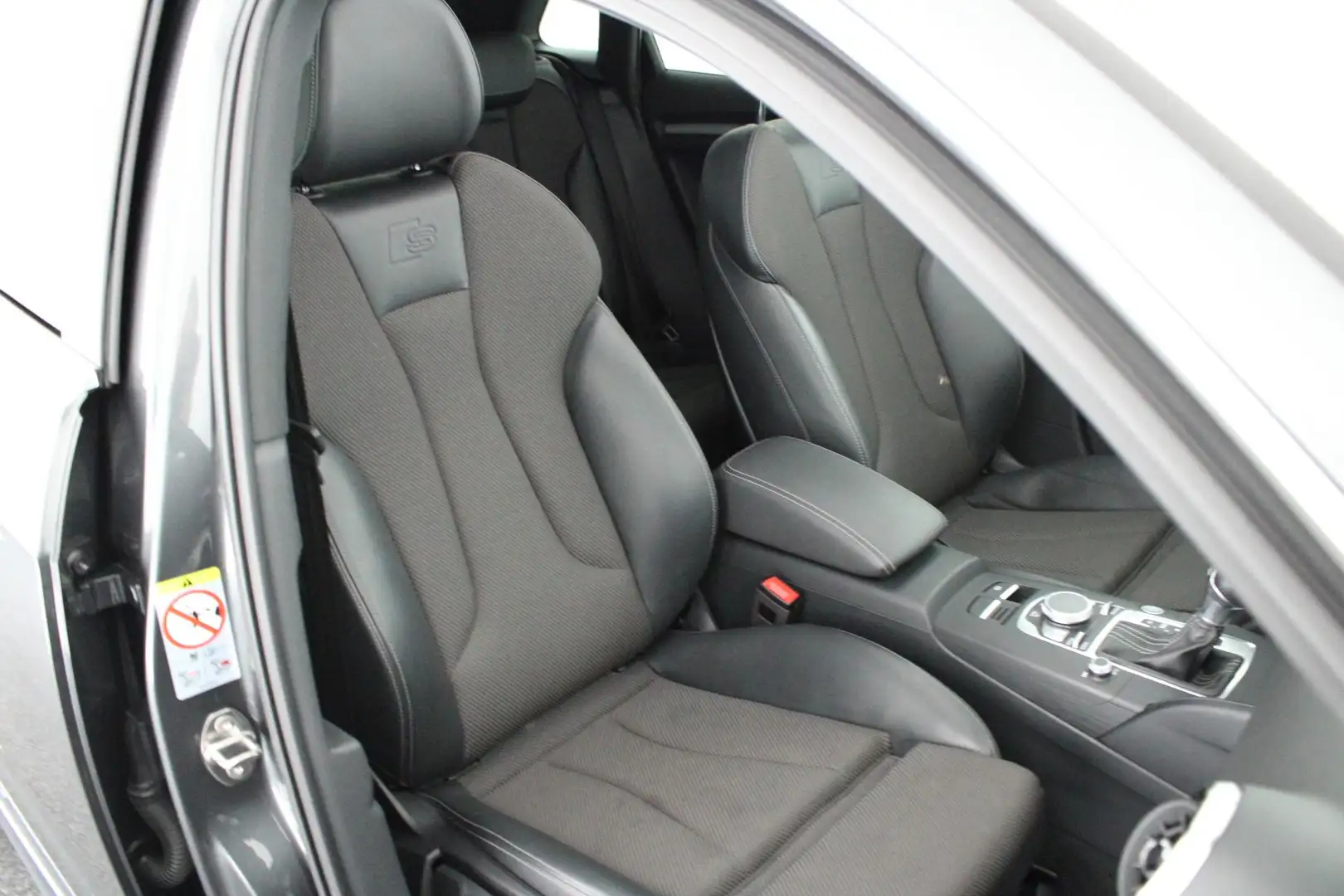 Audi A3 Sportback 40 e-tron 204pk S-Line Trekhaak Keyless Grau - 2