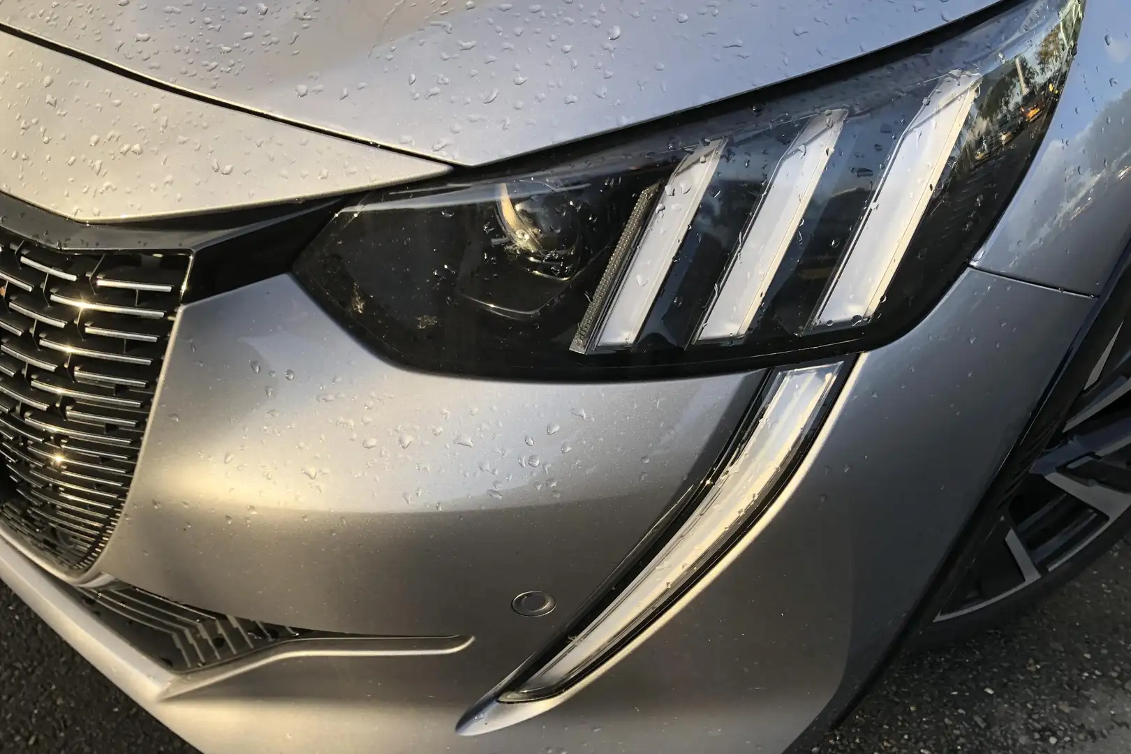 Peugeot 208 1.2 100PK GT-Line | Navigatie | Camera | Cruise Co Gris - 2