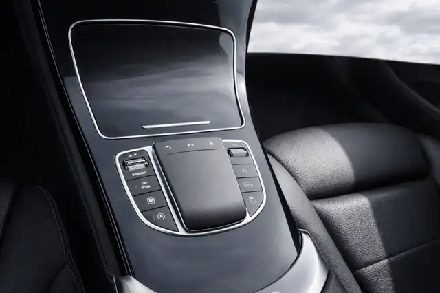 Mercedes-Benz 220 view 12