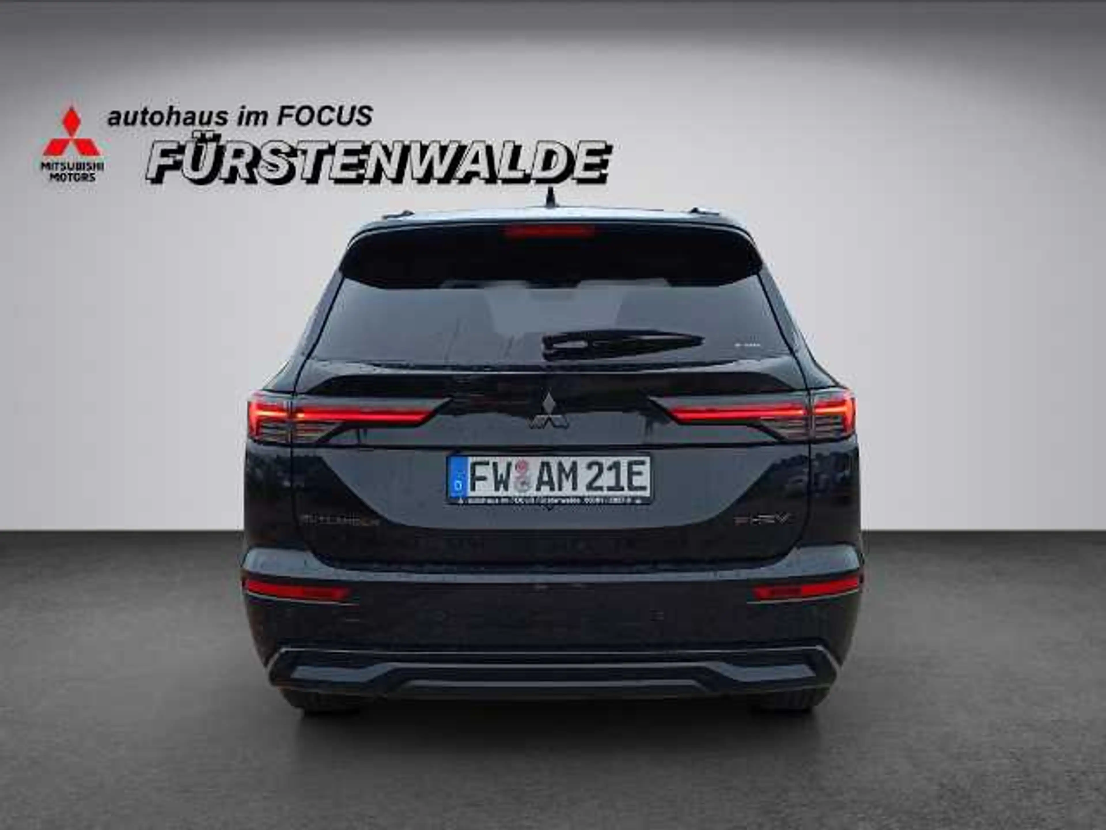 Mitsubishi Outlander 2.4L PHEV Black — photo 5
