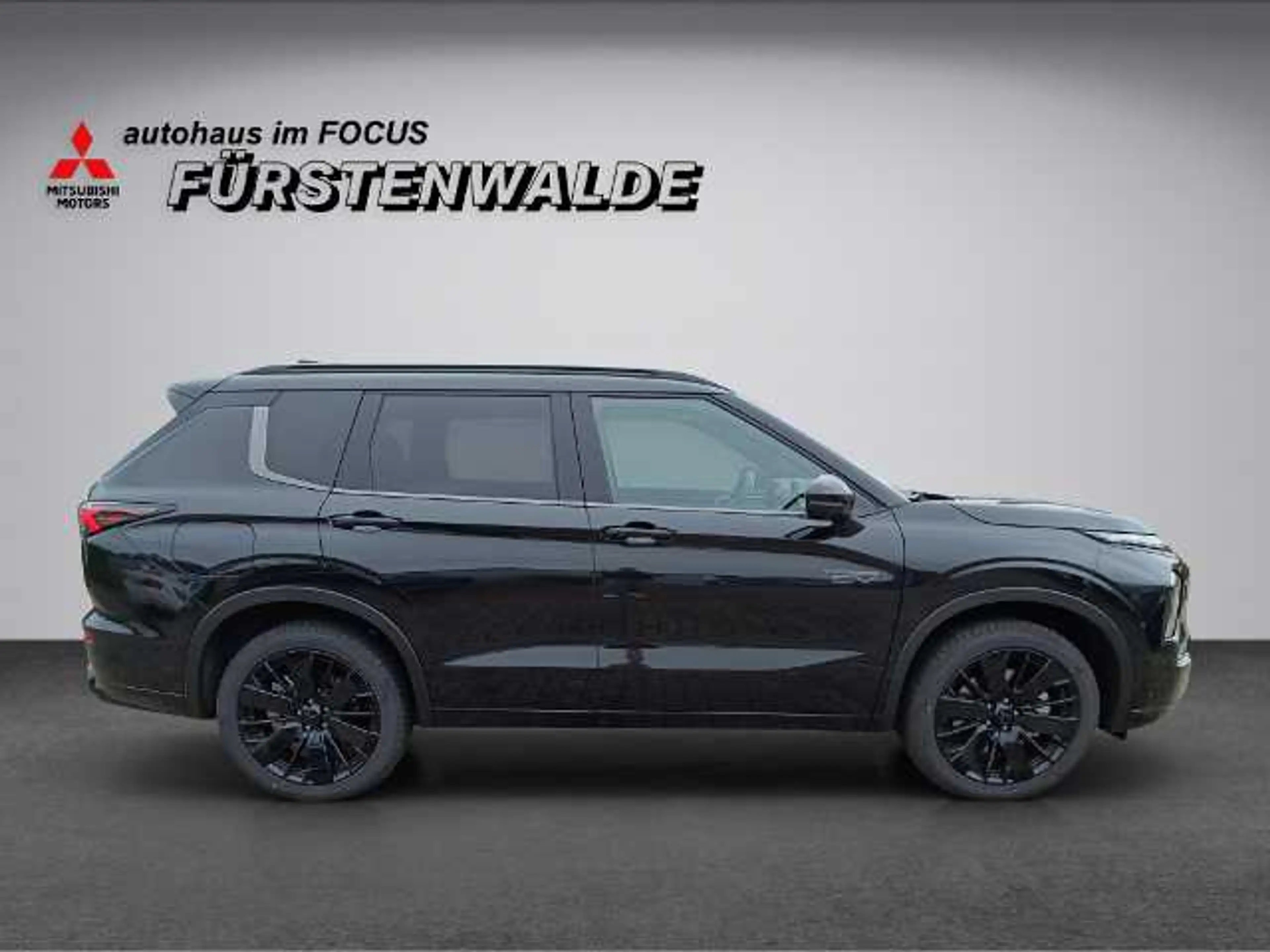 Mitsubishi Outlander 2.4L PHEV Black — photo 7