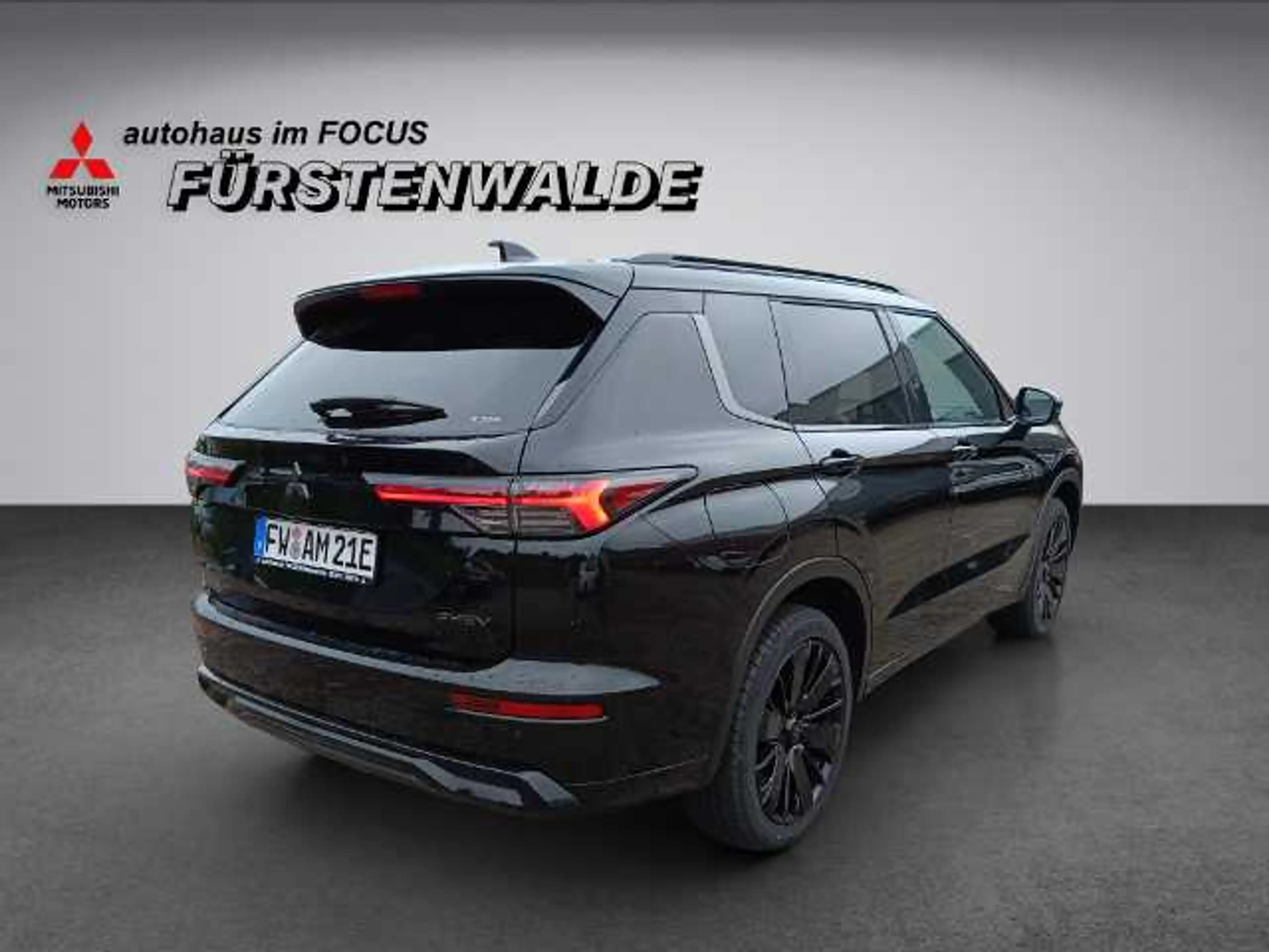 Mitsubishi Outlander 2.4L PHEV Black — photo 6