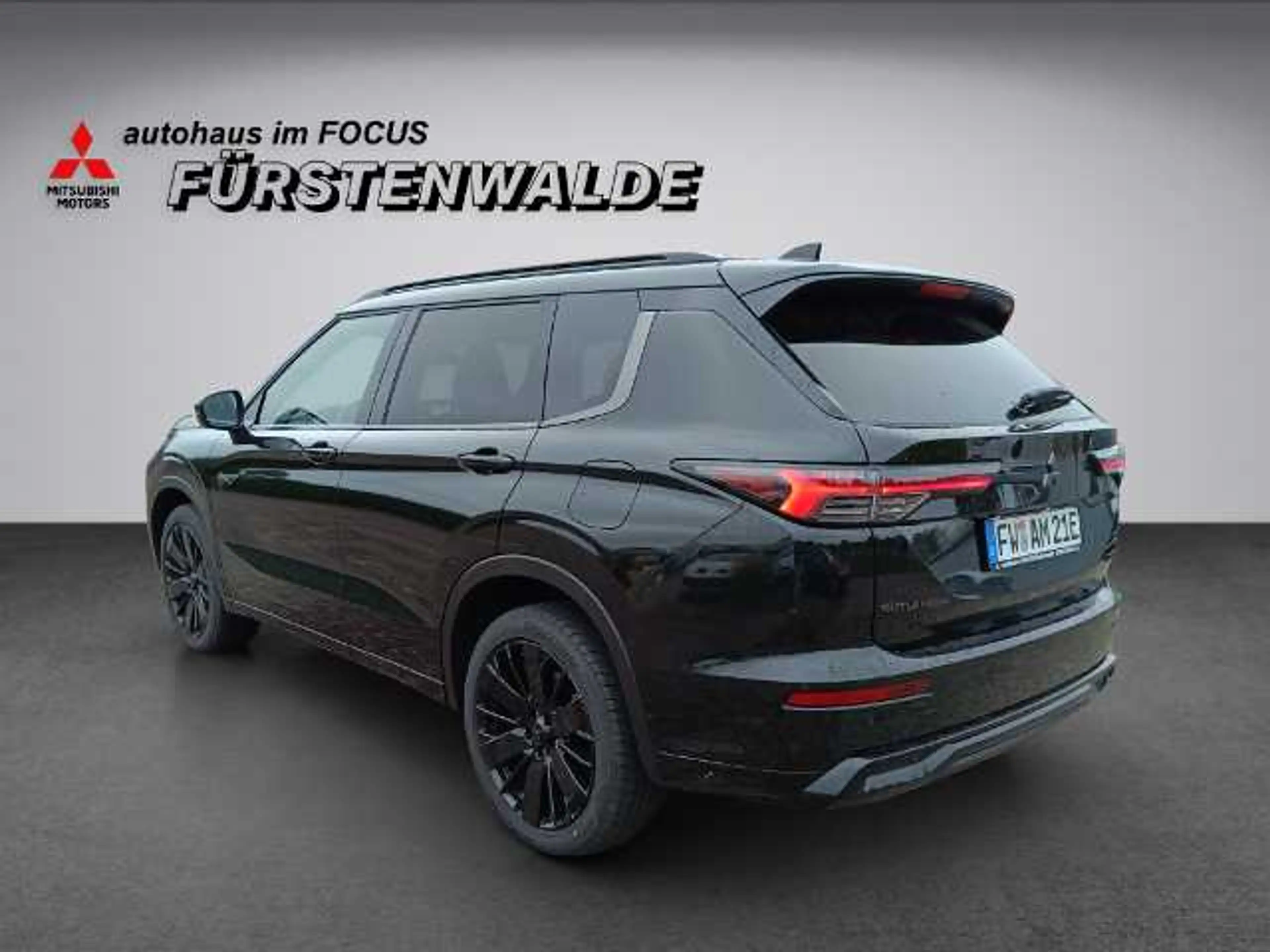 Mitsubishi Outlander 2.4L PHEV Black — photo 4