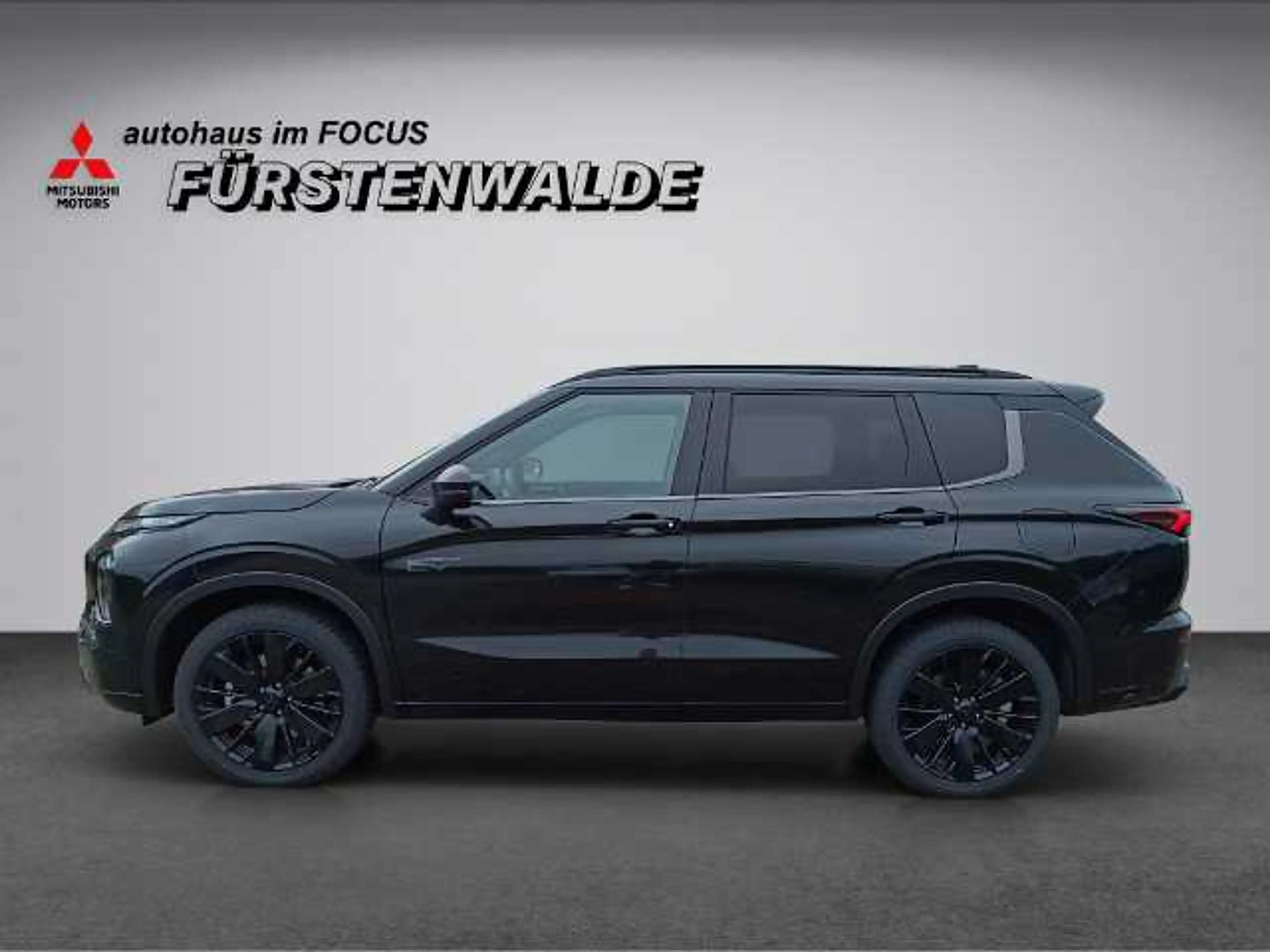 Mitsubishi Outlander 2.4L PHEV Black — photo 3