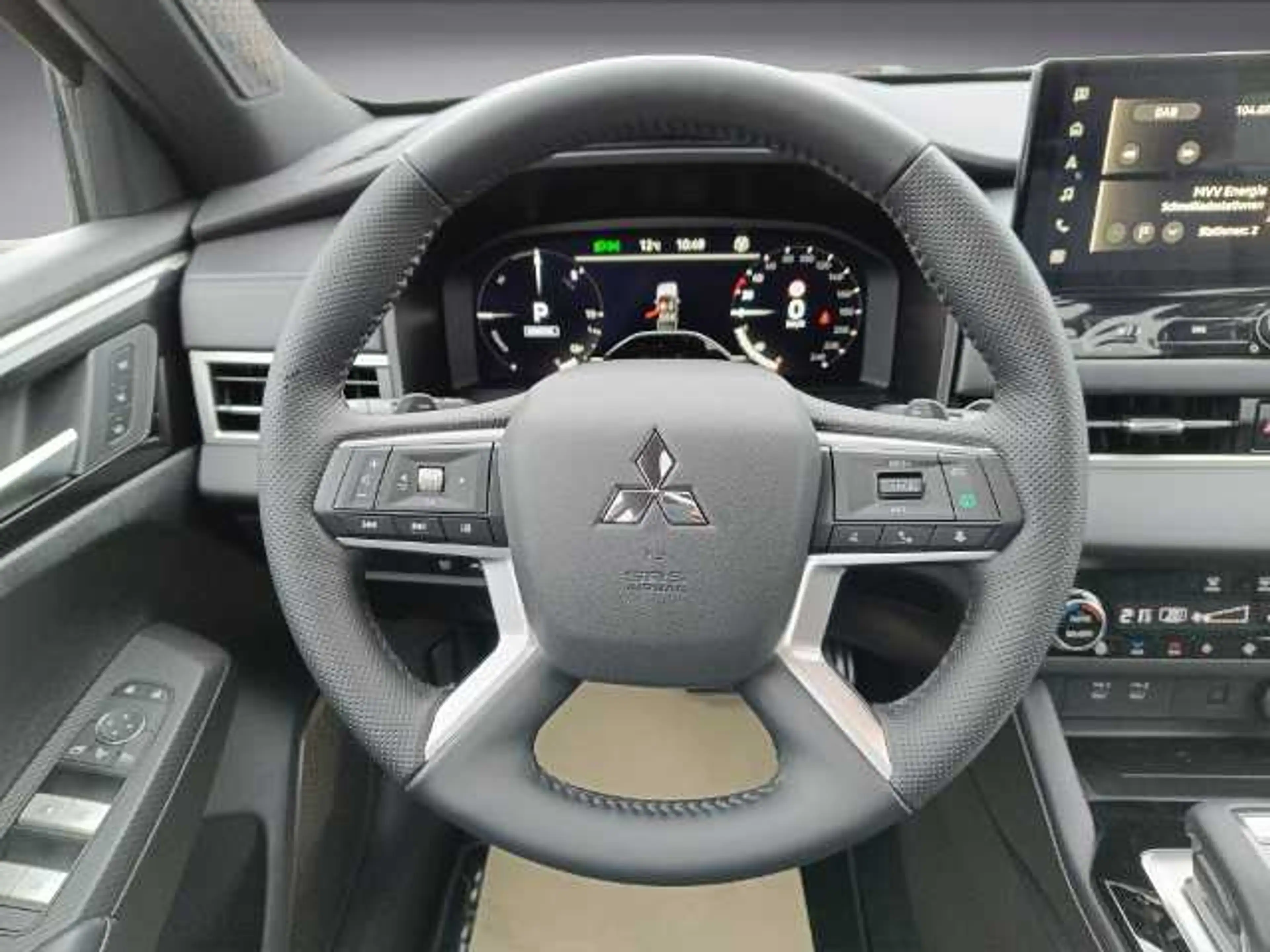 Mitsubishi Outlander 2.4L PHEV Black — photo 11
