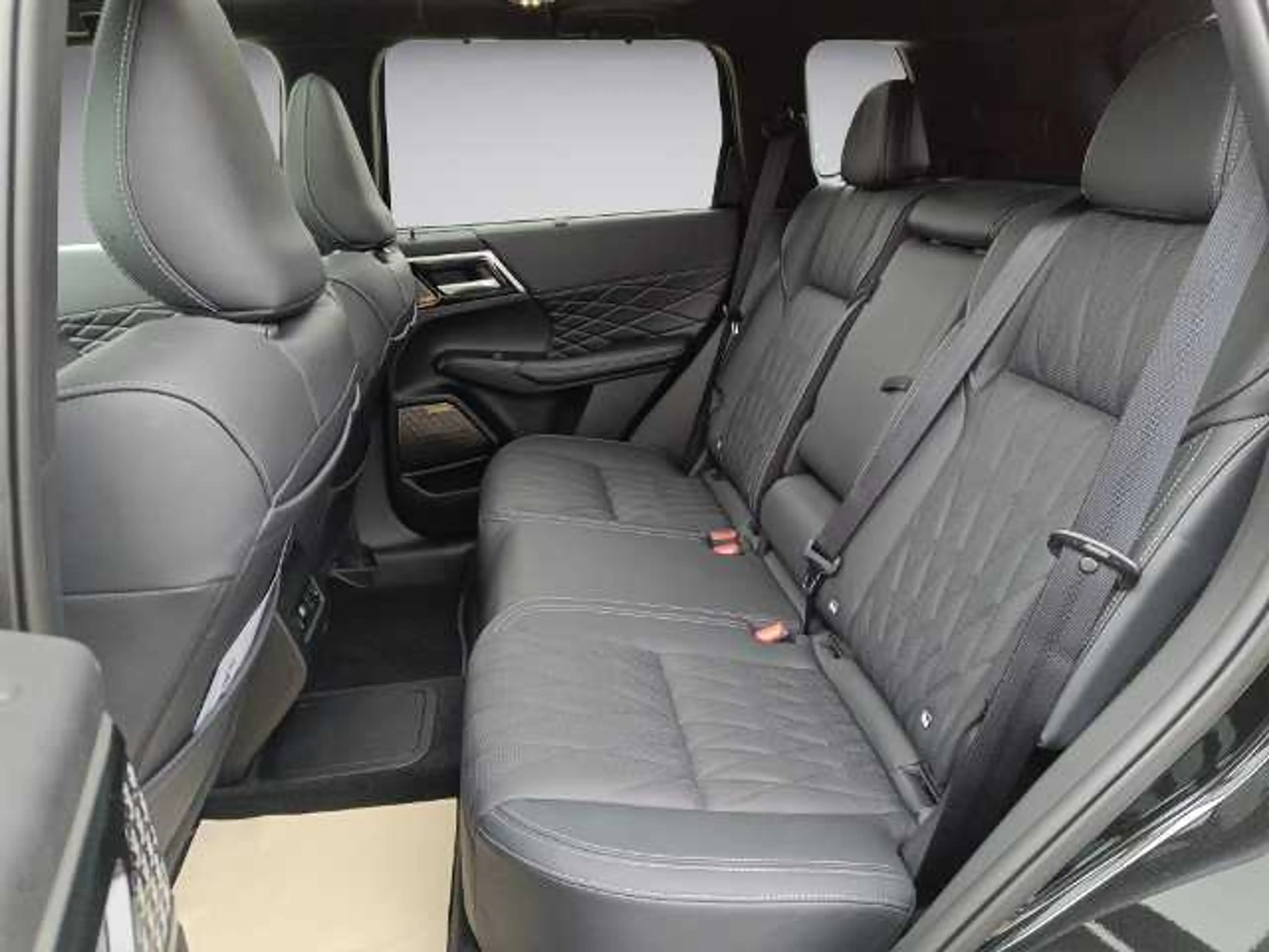 Mitsubishi Outlander 2.4L PHEV Black — photo 13