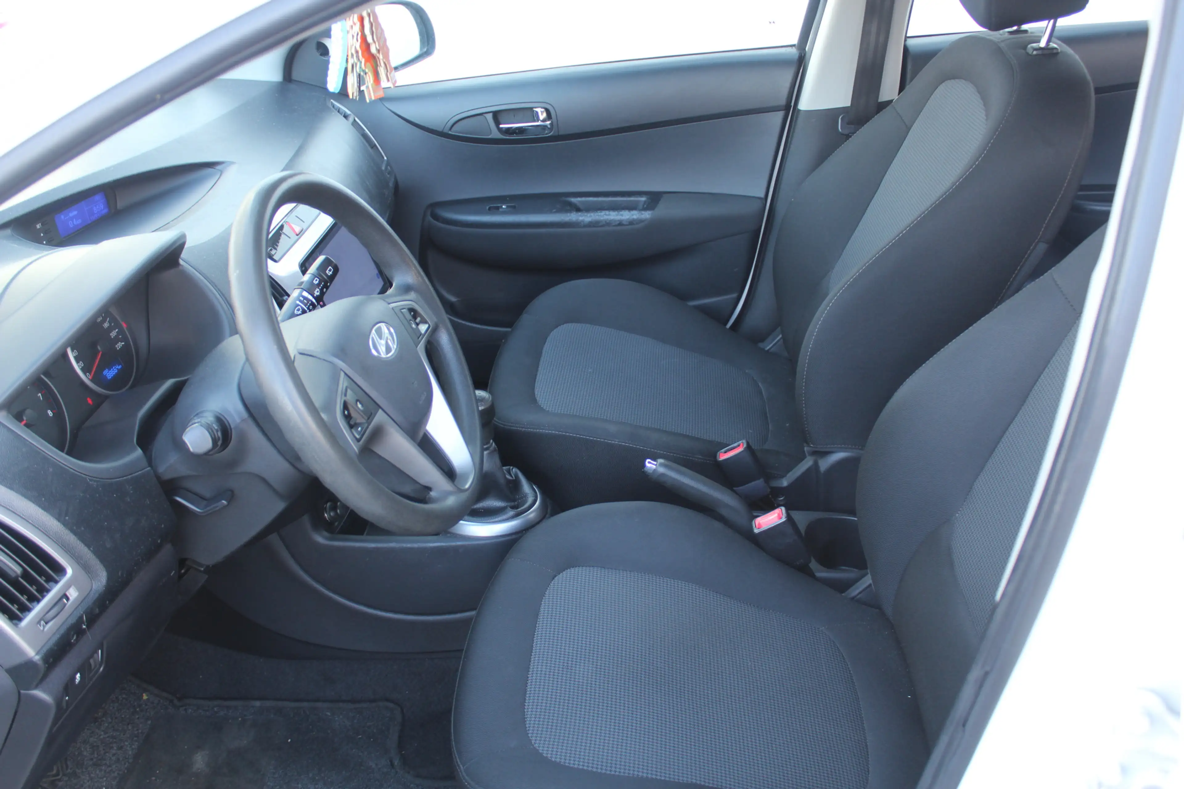 Hyundai i20 1.2i i-Drive Android auto l Apple carplay l Elekt — photo 15
