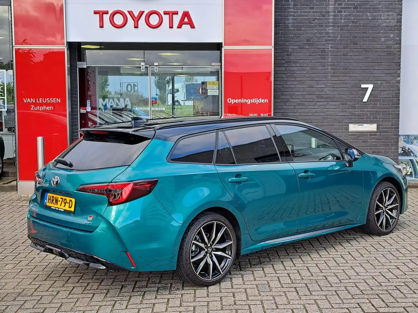 Toyota Corolla Touring Sports Hybrid 140 GR Sport BLIND SPOT PANO Groen - 2