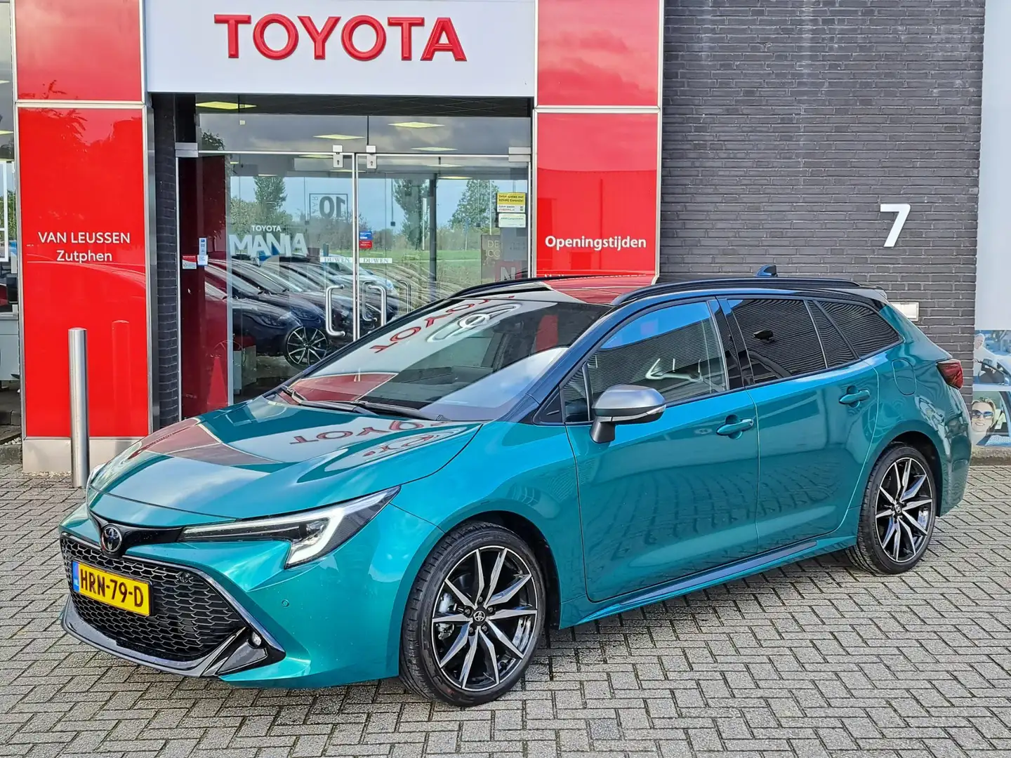 Toyota Corolla Touring Sports Hybrid 140 GR Sport BLIND SPOT PANO Groen - 1