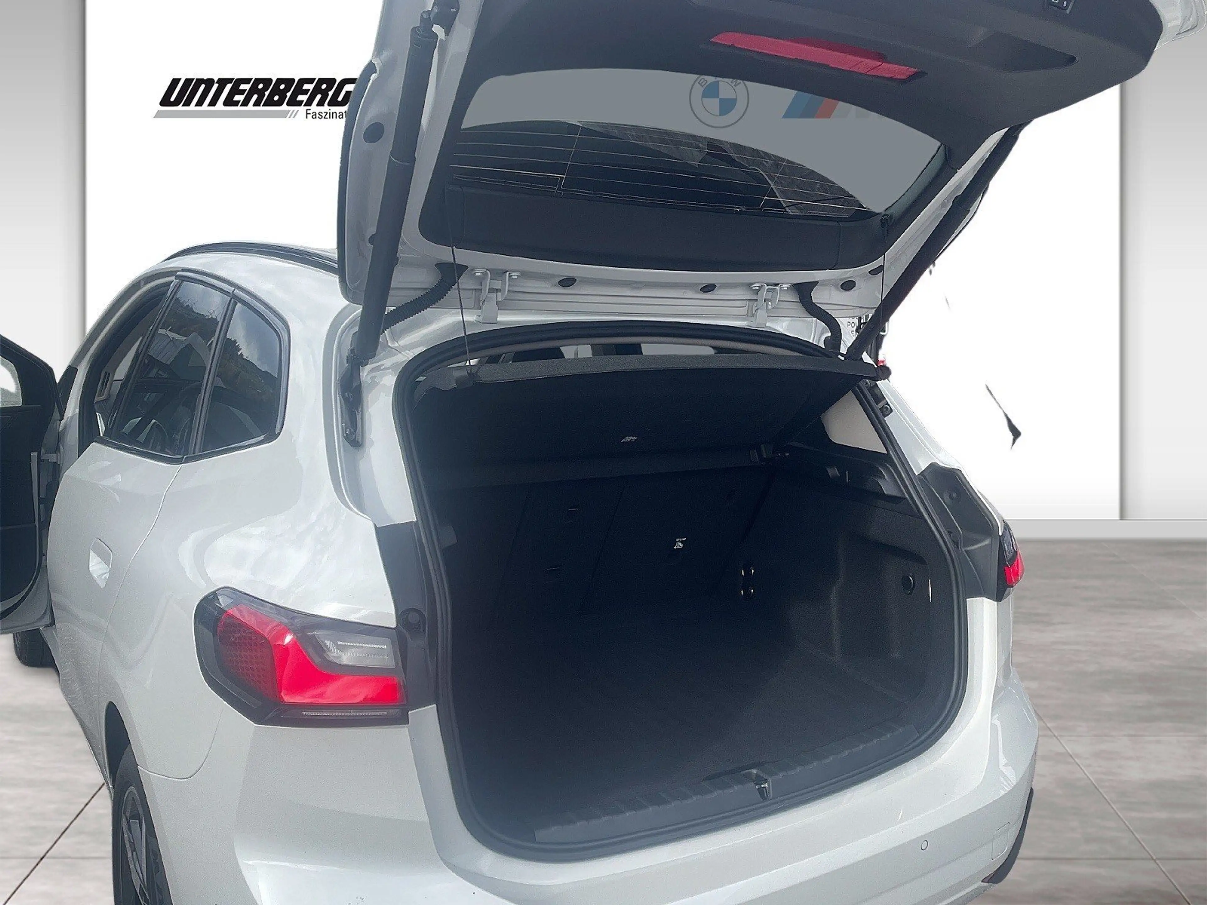 BMW 218 d Innovations Paket | 18" LMR Sternspeiche — photo 12
