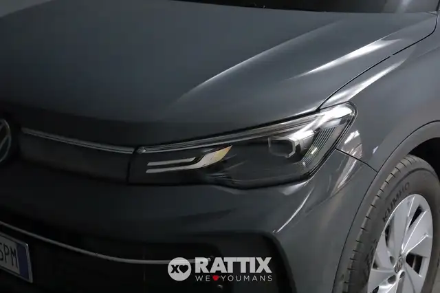 Volkswagen Tiguan view 4