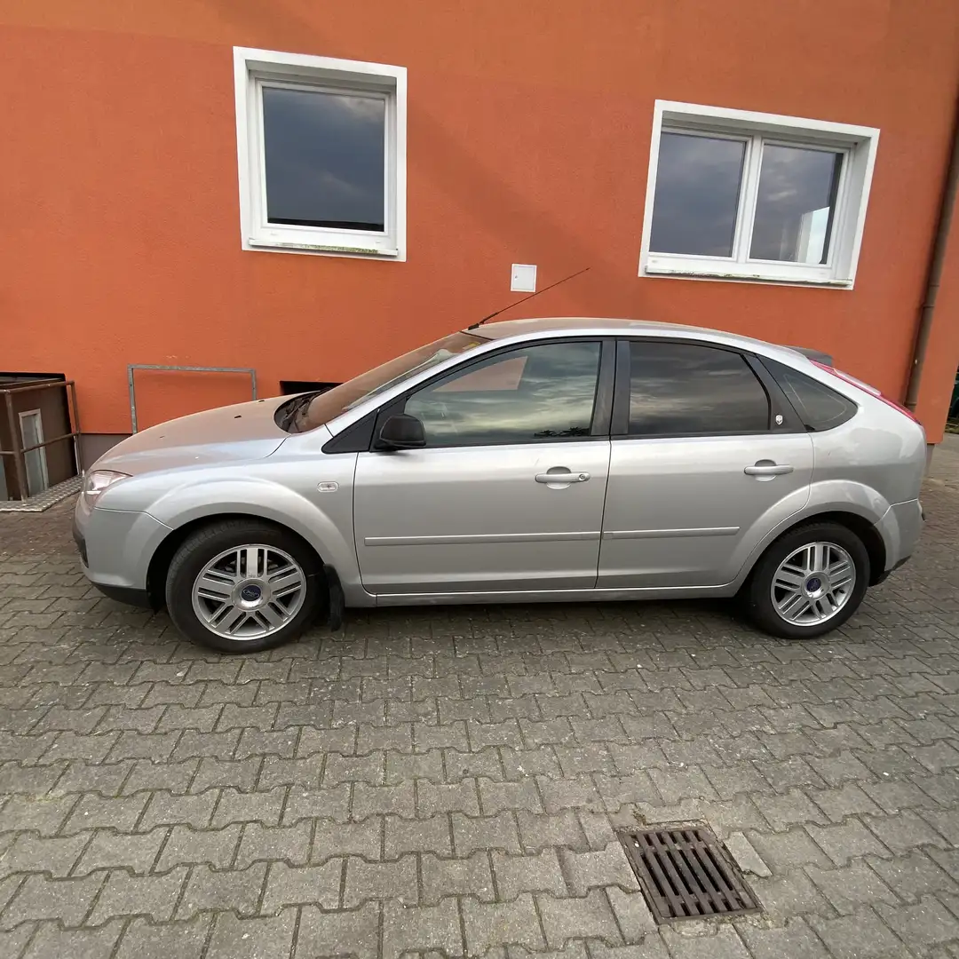 Ford Focus 1.6 16V Aut. Trend Silber - 2