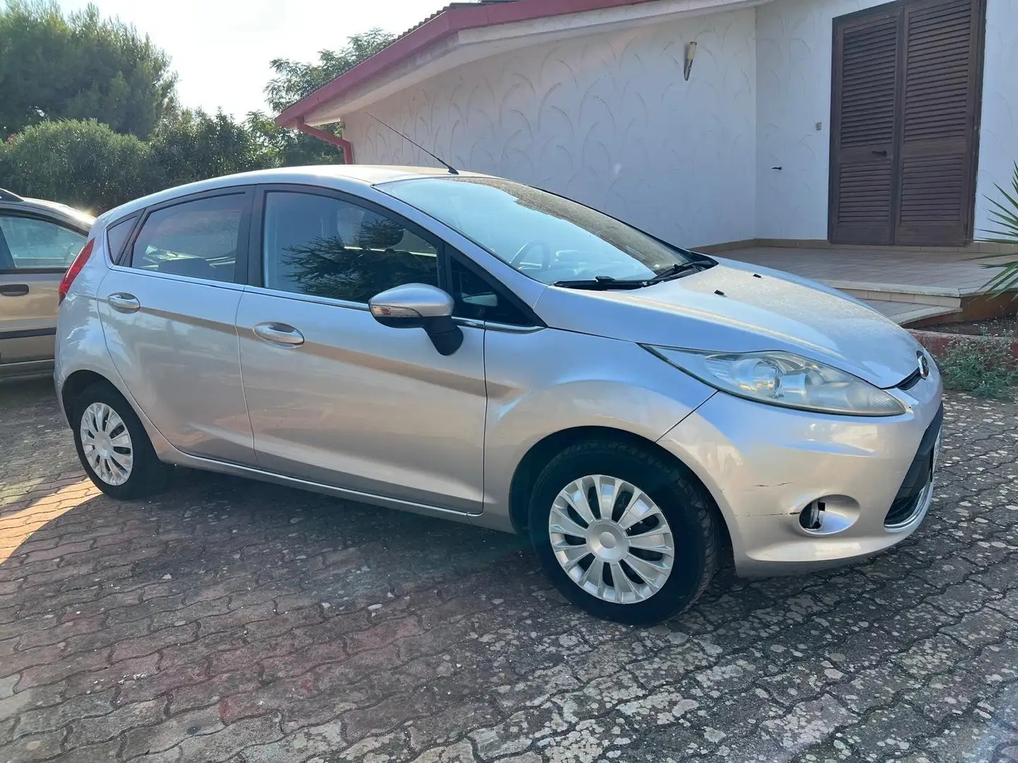 Ford Fiesta Fiesta VI 2008 5p 1.4 tdci Titanium Plateado - 2