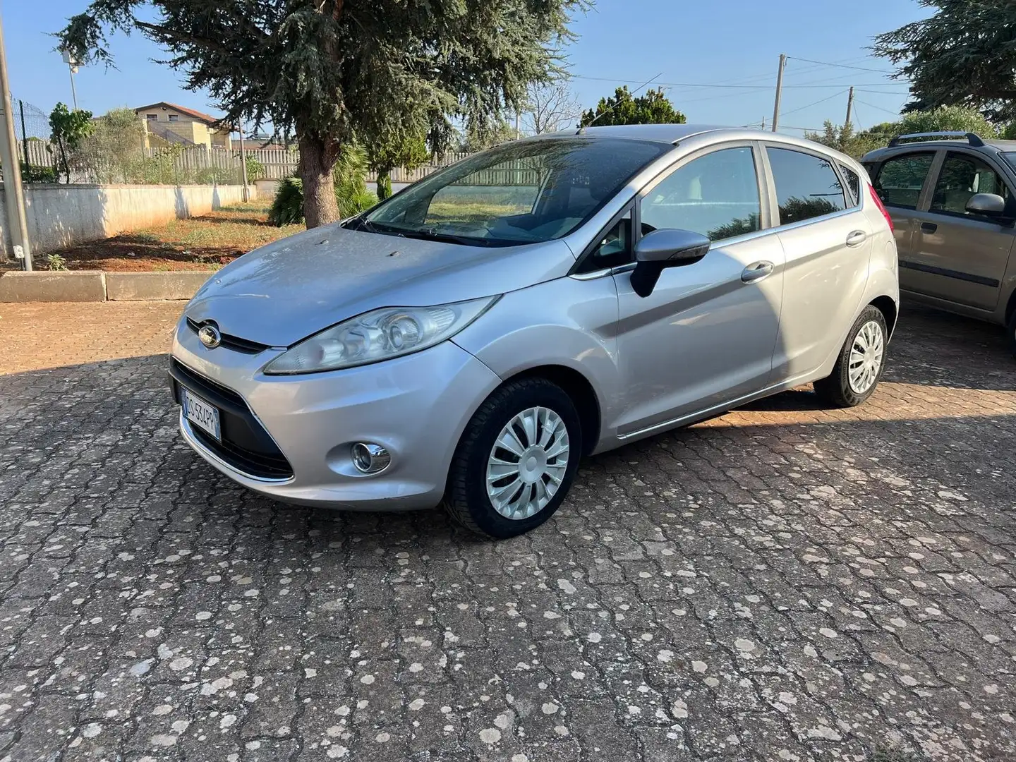 Ford Fiesta Fiesta VI 2008 5p 1.4 tdci Titanium Plateado - 1