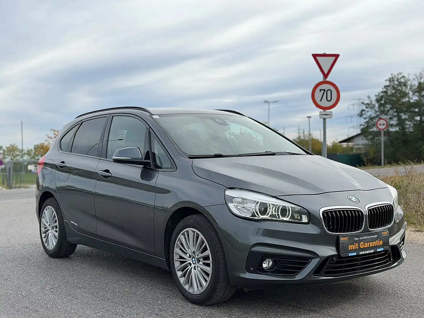 BMW 218 d Active Tourer Sport Line Aut.*Navi*Xenon*PDC* Grau - 1