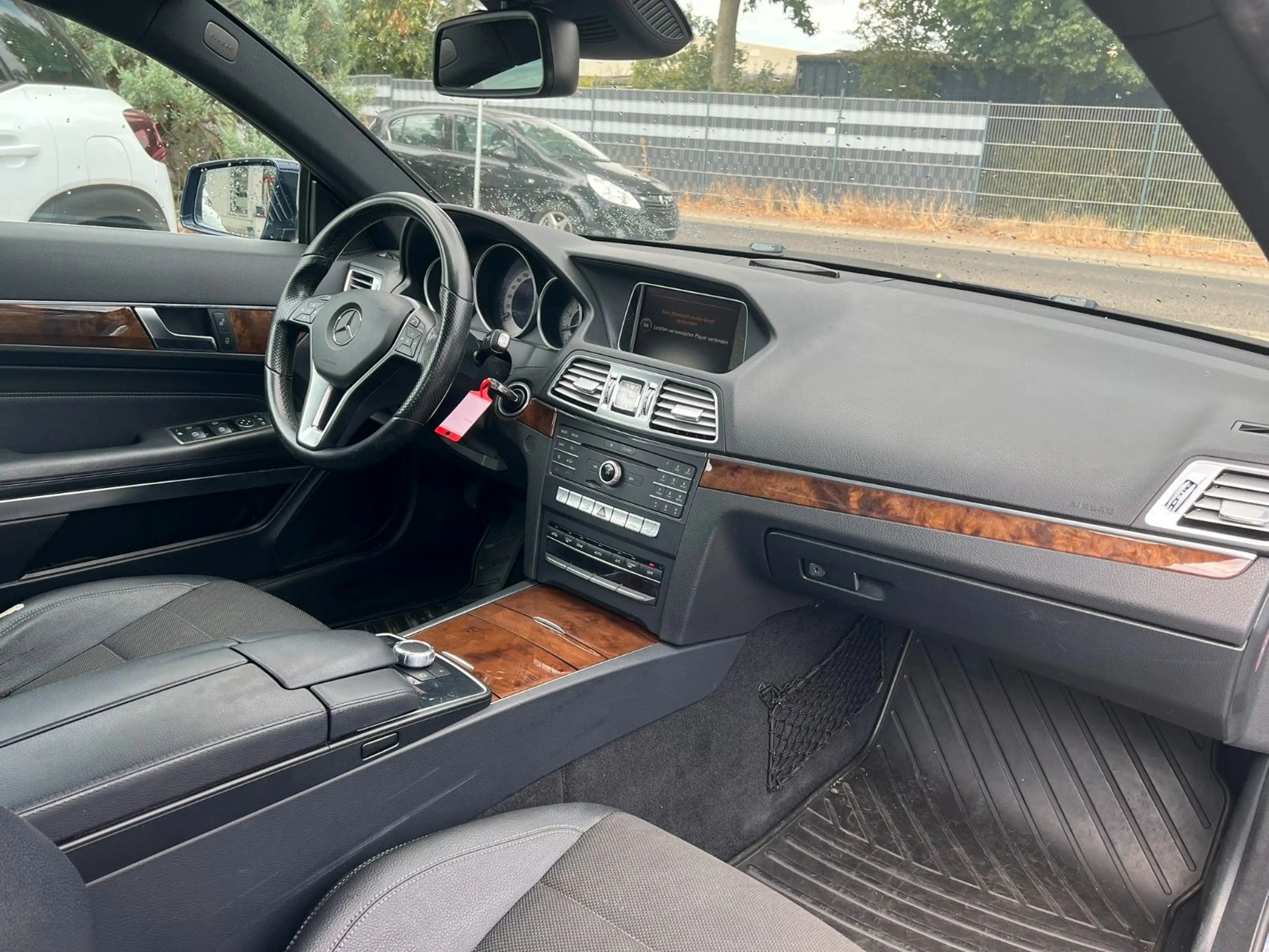 Mercedes-Benz E 250 Coupe NAVI SPORT PAKET VOLLLEDER SHZ PDC — photo 12