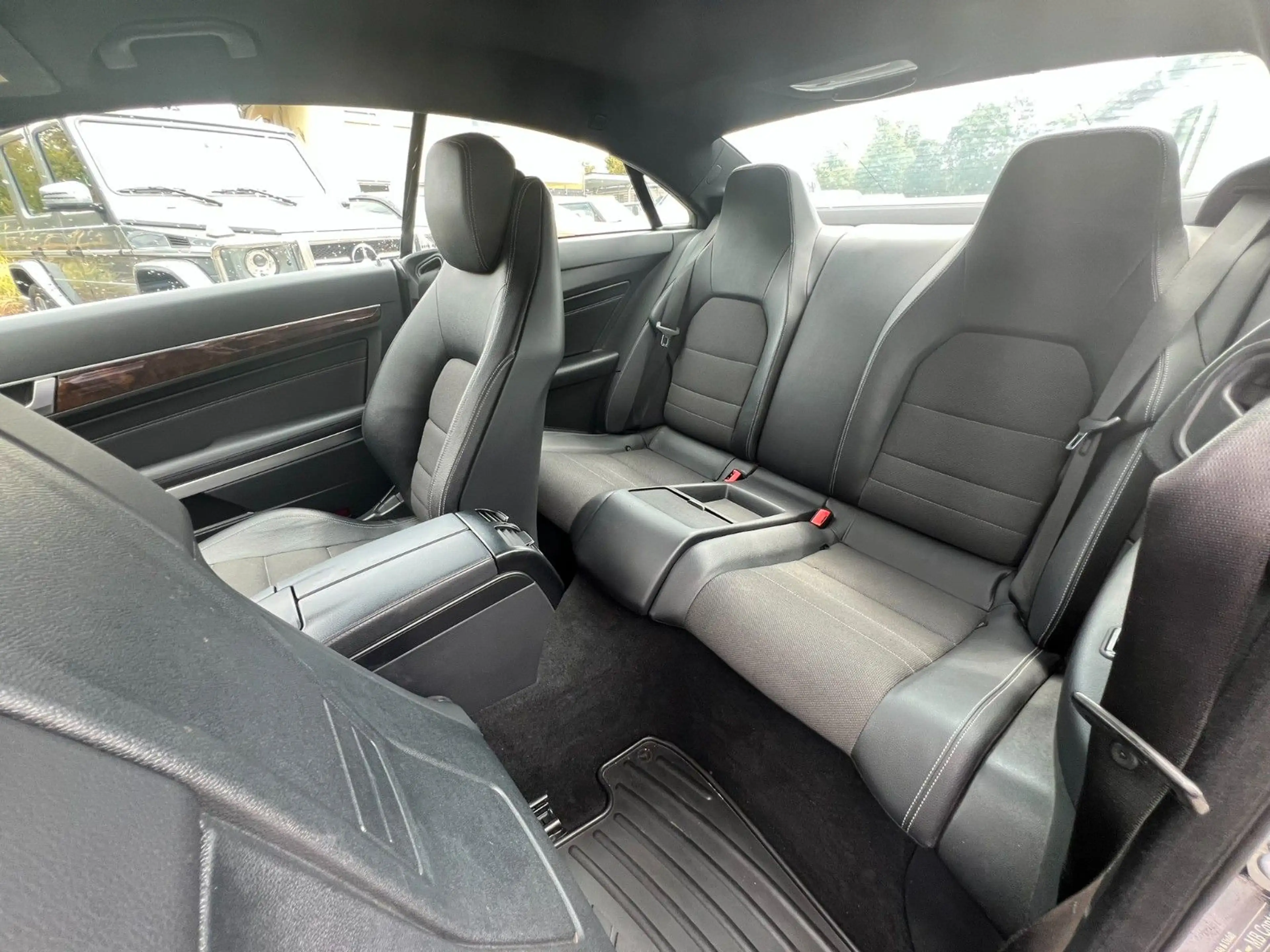 Mercedes-Benz E 250 Coupe NAVI SPORT PAKET VOLLLEDER SHZ PDC — photo 8