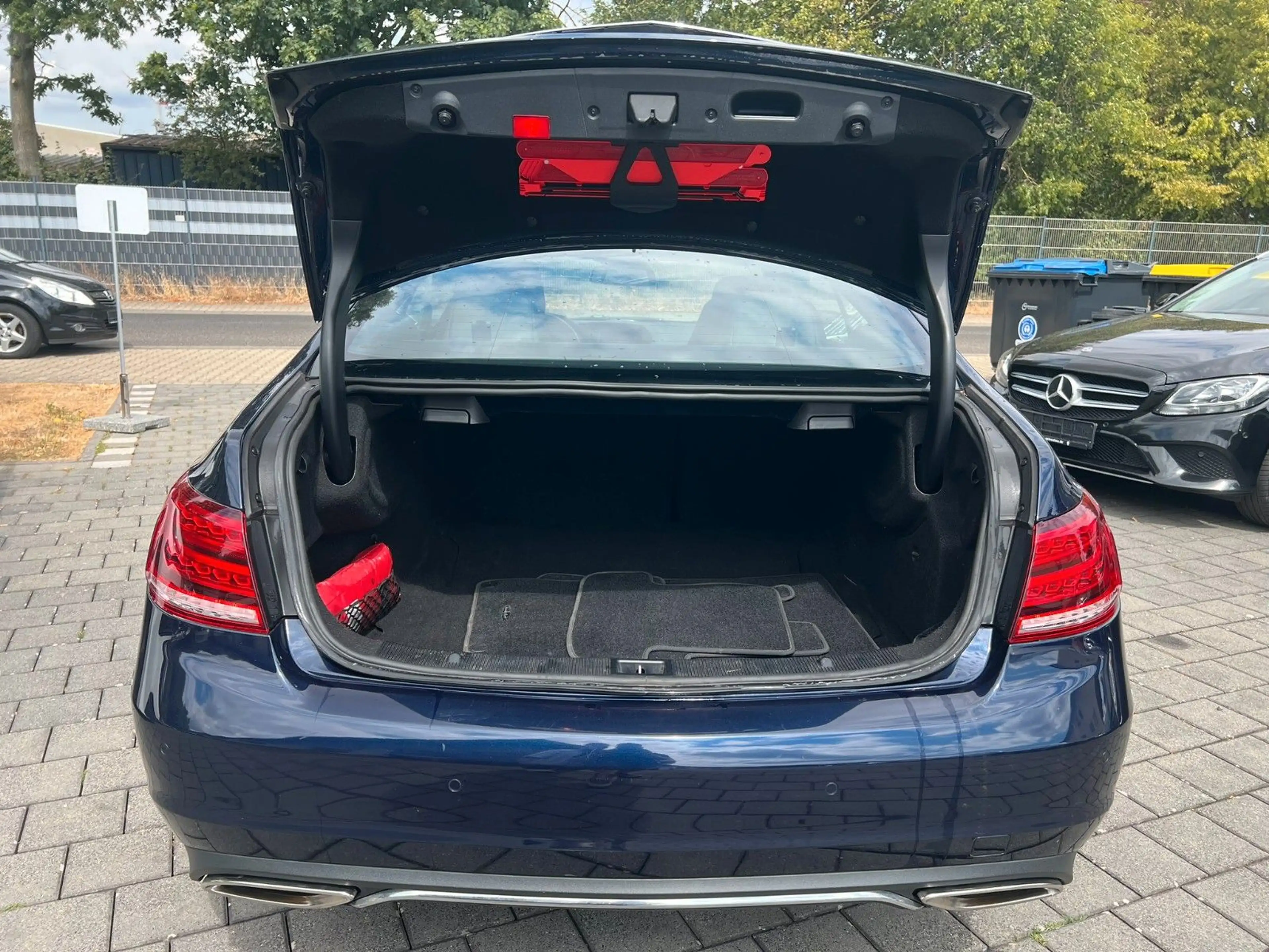 Mercedes-Benz E 250 Coupe NAVI SPORT PAKET VOLLLEDER SHZ PDC — photo 9