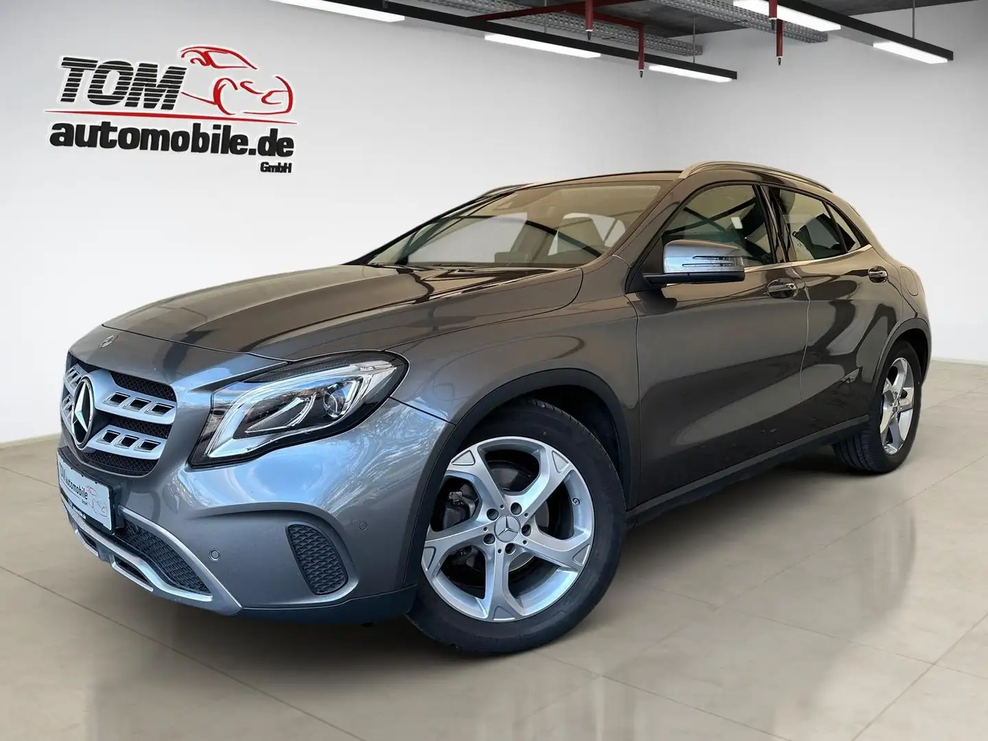 Mercedes-Benz GLA 180 Urban AUTOM.*LED*NAVI*TOTW*SHZ*AHK Grijs - 1