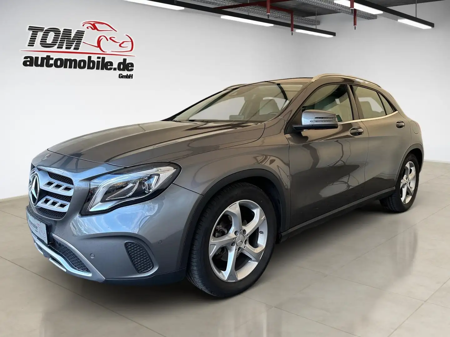 Mercedes-Benz GLA 180 Urban AUTOM.*LED*NAVI*TOTW*SHZ*AHK Grijs - 2