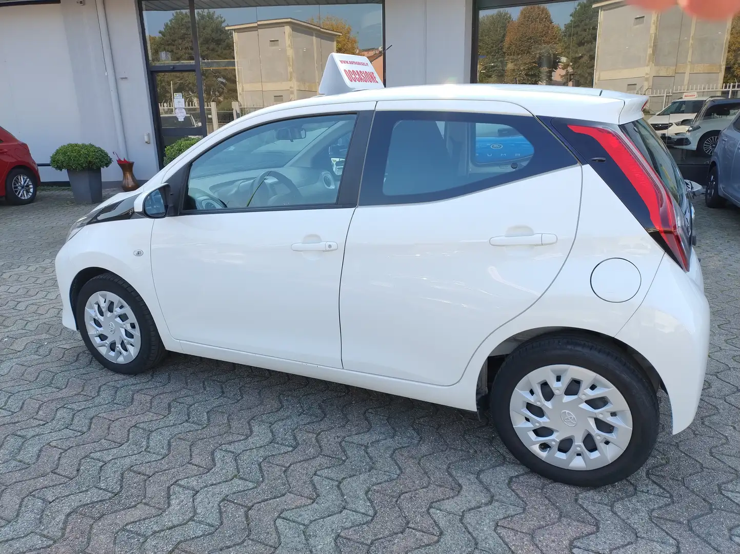 Toyota Aygo 5p 1.0 x-play 72cv - GARANZIA FINO 36 MESI Bianco - 2