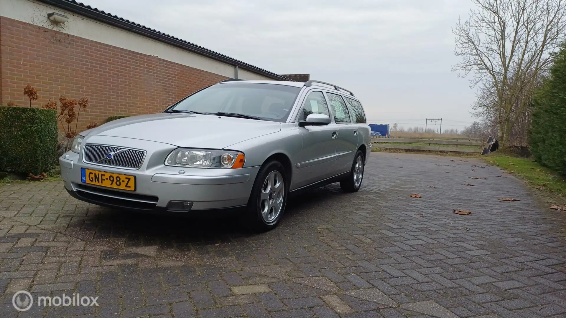 Volvo V70 2.5T Momentum Gris - 1