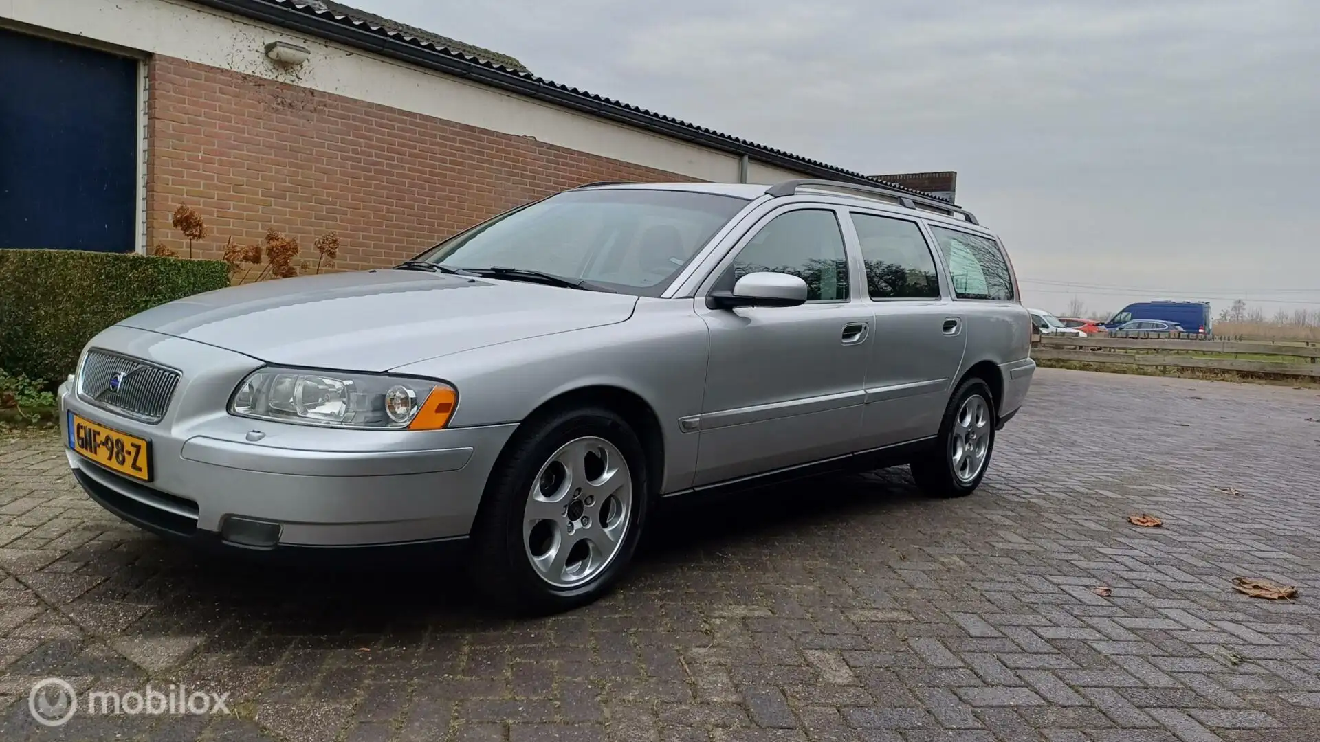 Volvo V70 2.5T Momentum Gris - 2