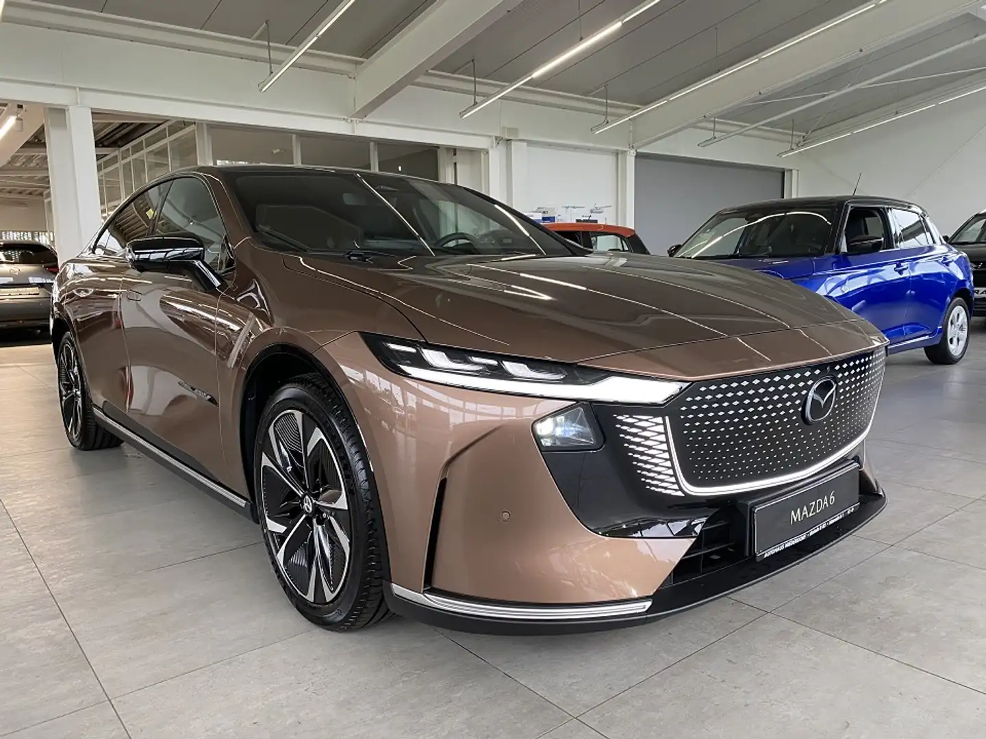 Mazda 6e EV Takumi Long Range bis zu 692 KM Reichweite Lede Коричневый - 1
