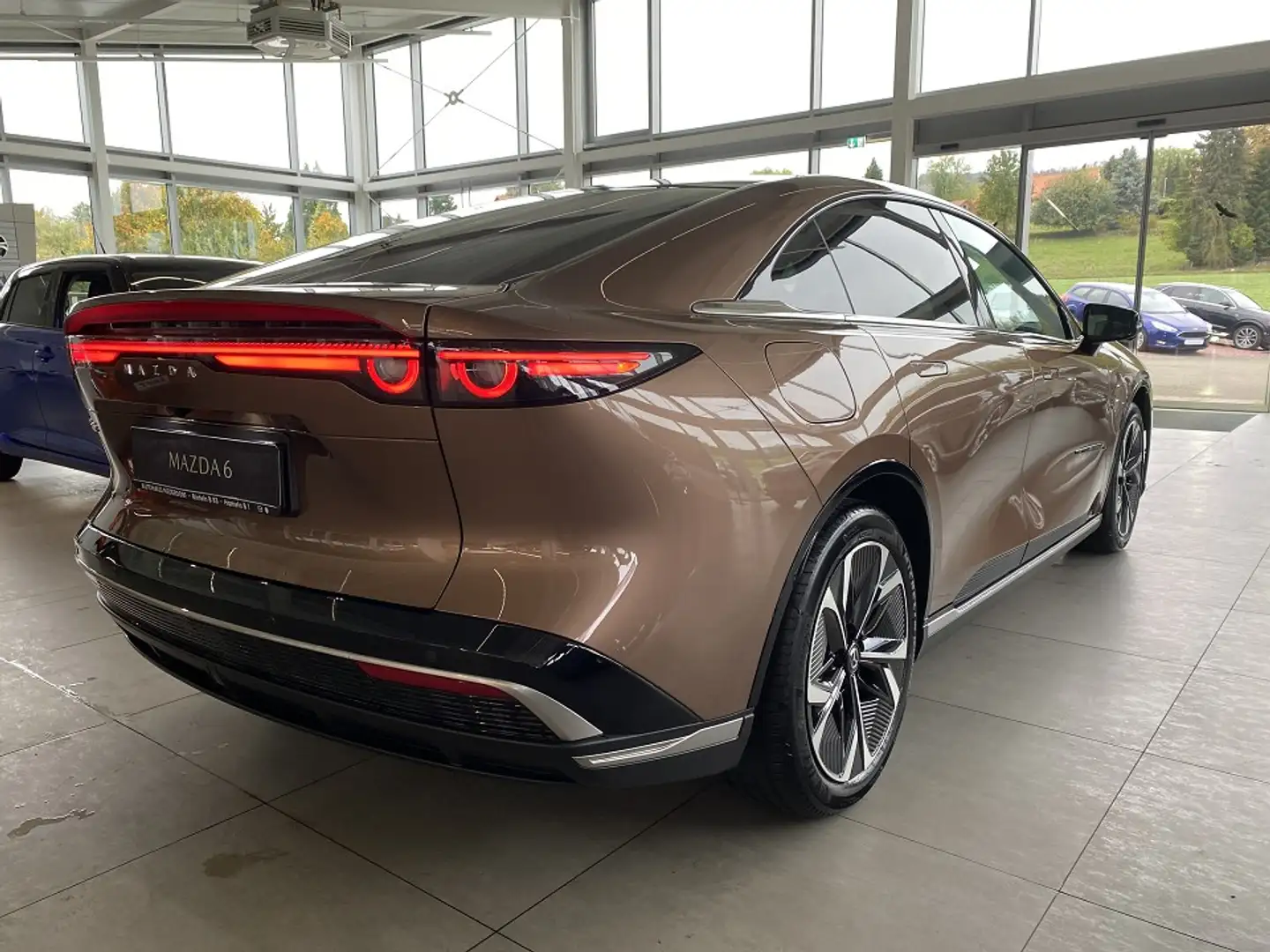 Mazda 6e EV Takumi Long Range bis zu 692 KM Reichweite Lede Коричневый - 2
