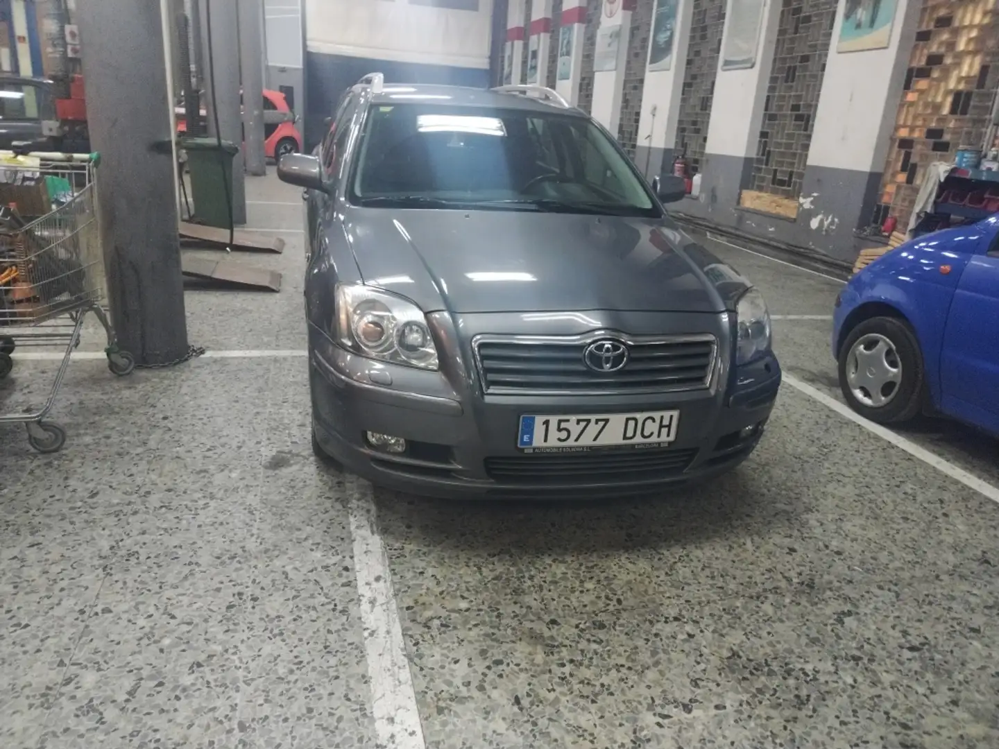 Toyota Avensis 2.0 VVT-i Executive Plateado - 1