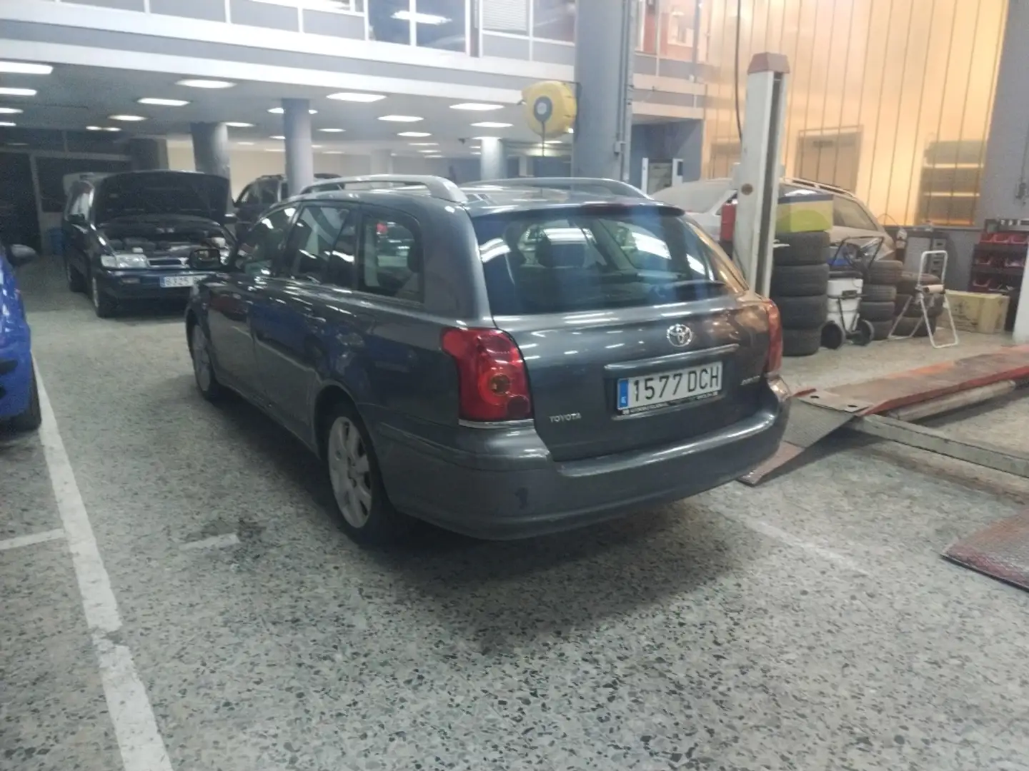 Toyota Avensis 2.0 VVT-i Executive Plateado - 2