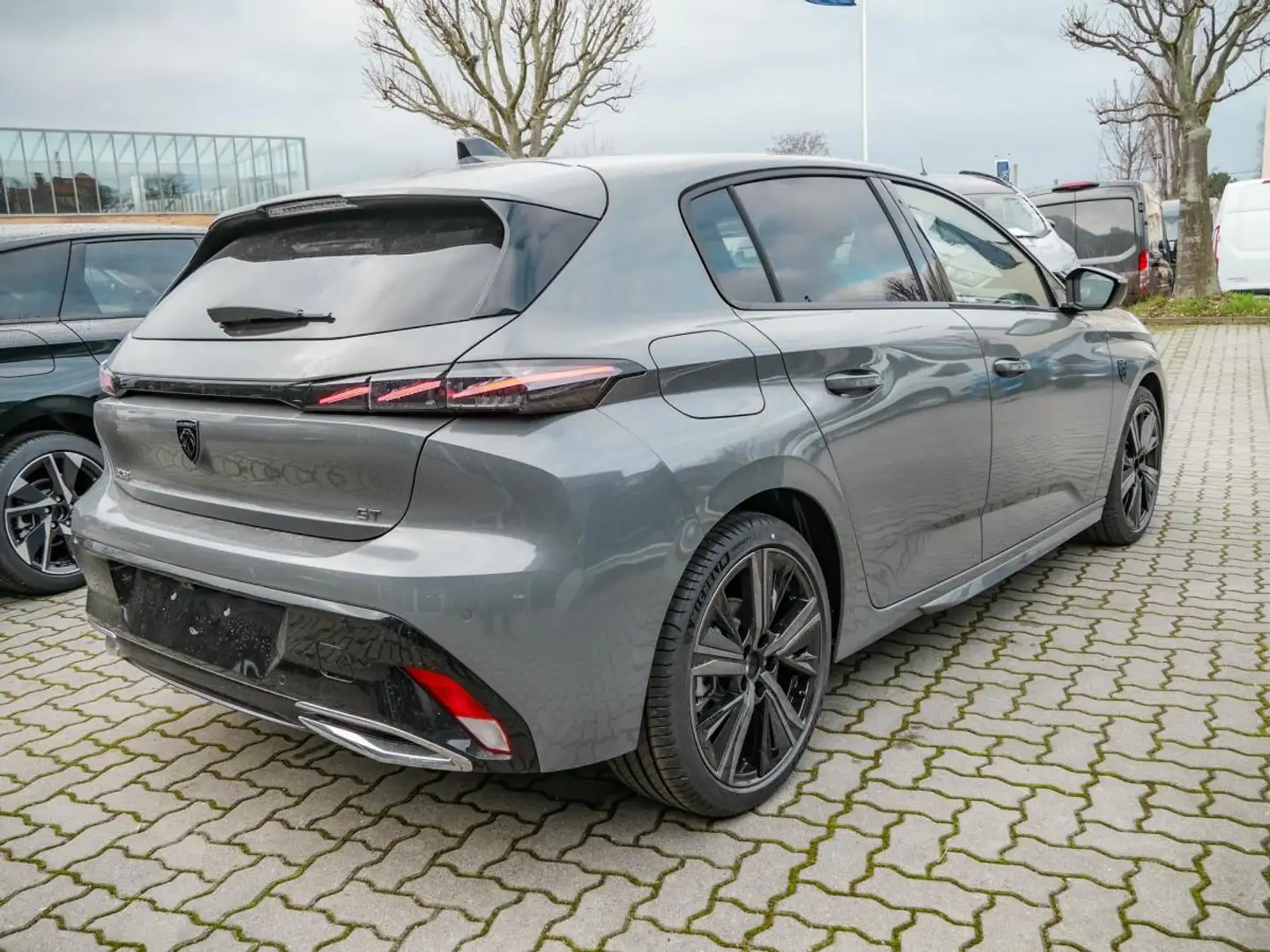 Peugeot 308 GT HYBRID 136 e-DSC6 *ABVERKAUF* Grau - 2