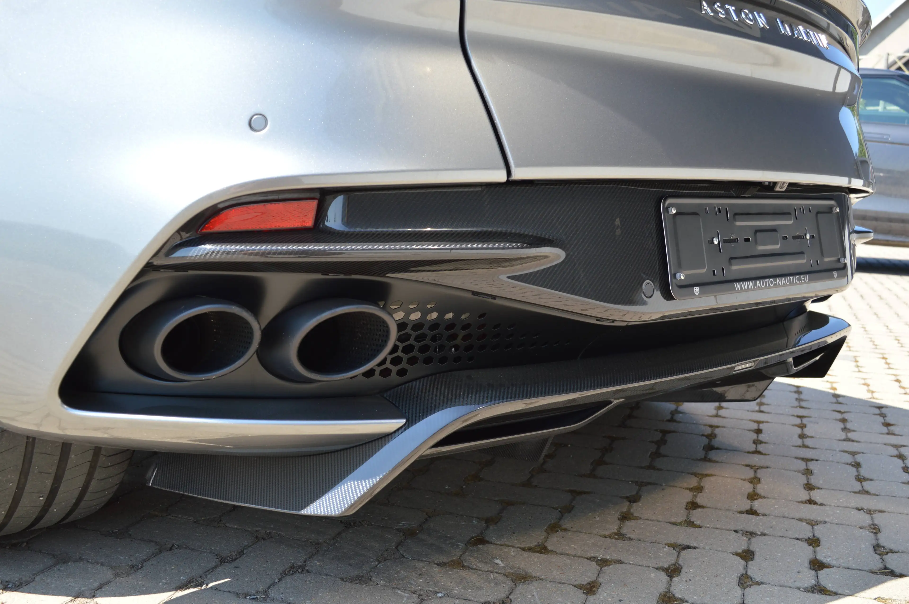 Aston Martin DBS Superleggera 5.2i V12 - 1 HAND - 11.000 km - Carbon — photo 6