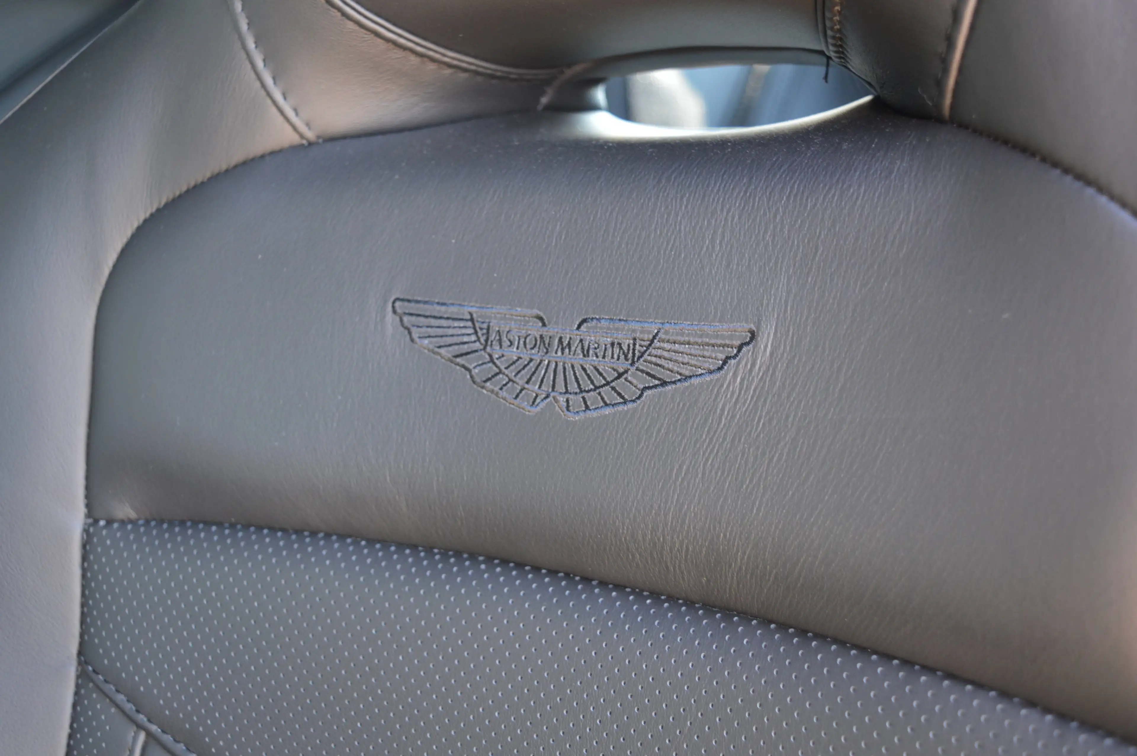 Aston Martin DBS Superleggera 5.2i V12 - 1 HAND - 11.000 km - Carbon — photo 14