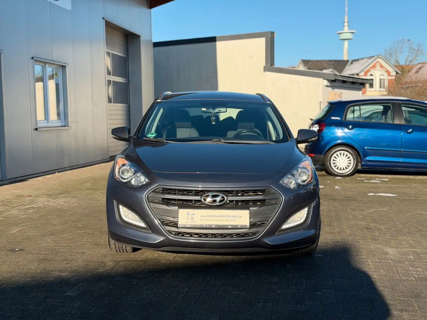Hyundai i30 cw blue 1.6 CRDI KAMERA NAVI 8xALU LenkradHz Grau - 2
