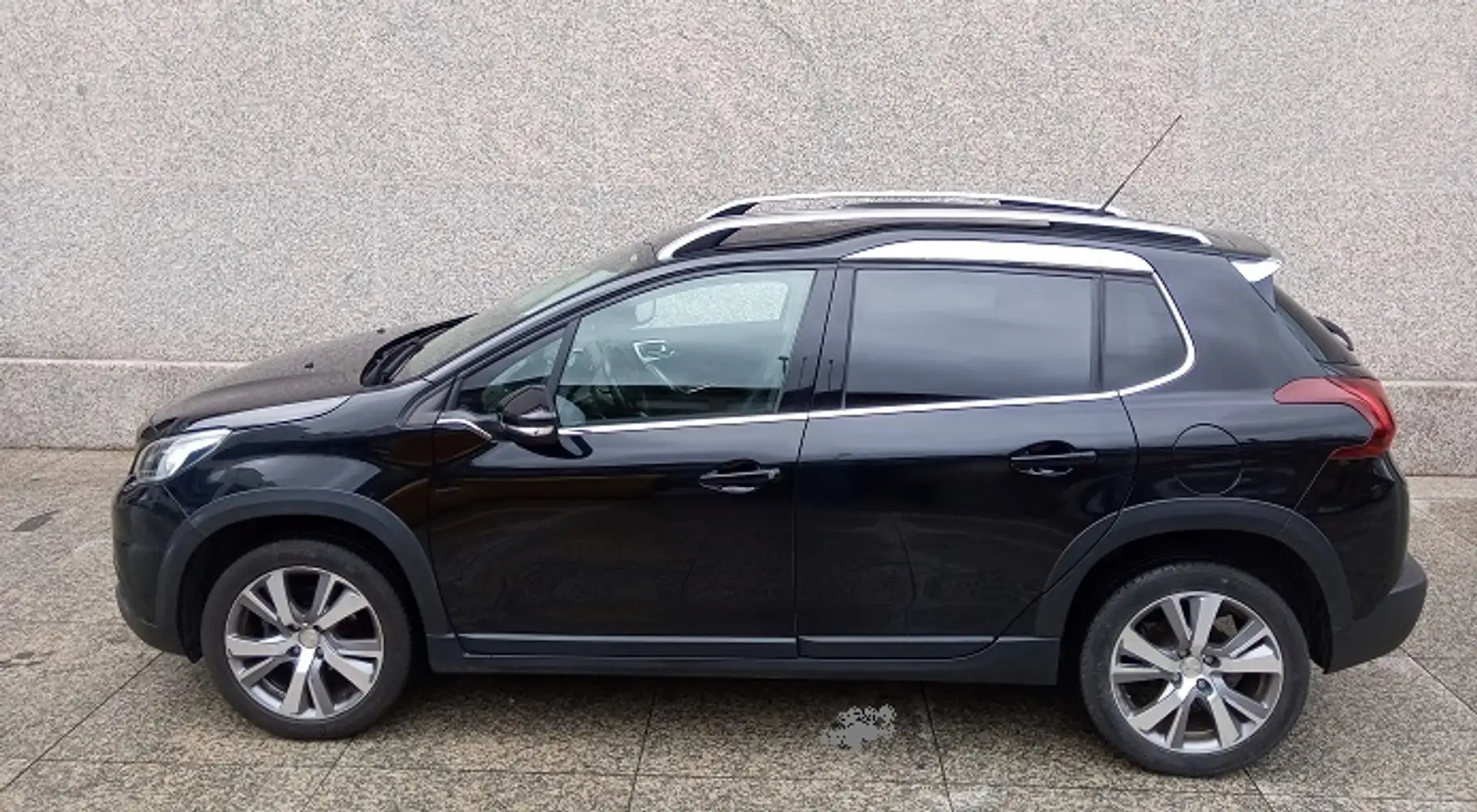 Peugeot 2008 1.6 BlueHDI Allure 100 Noir - 2