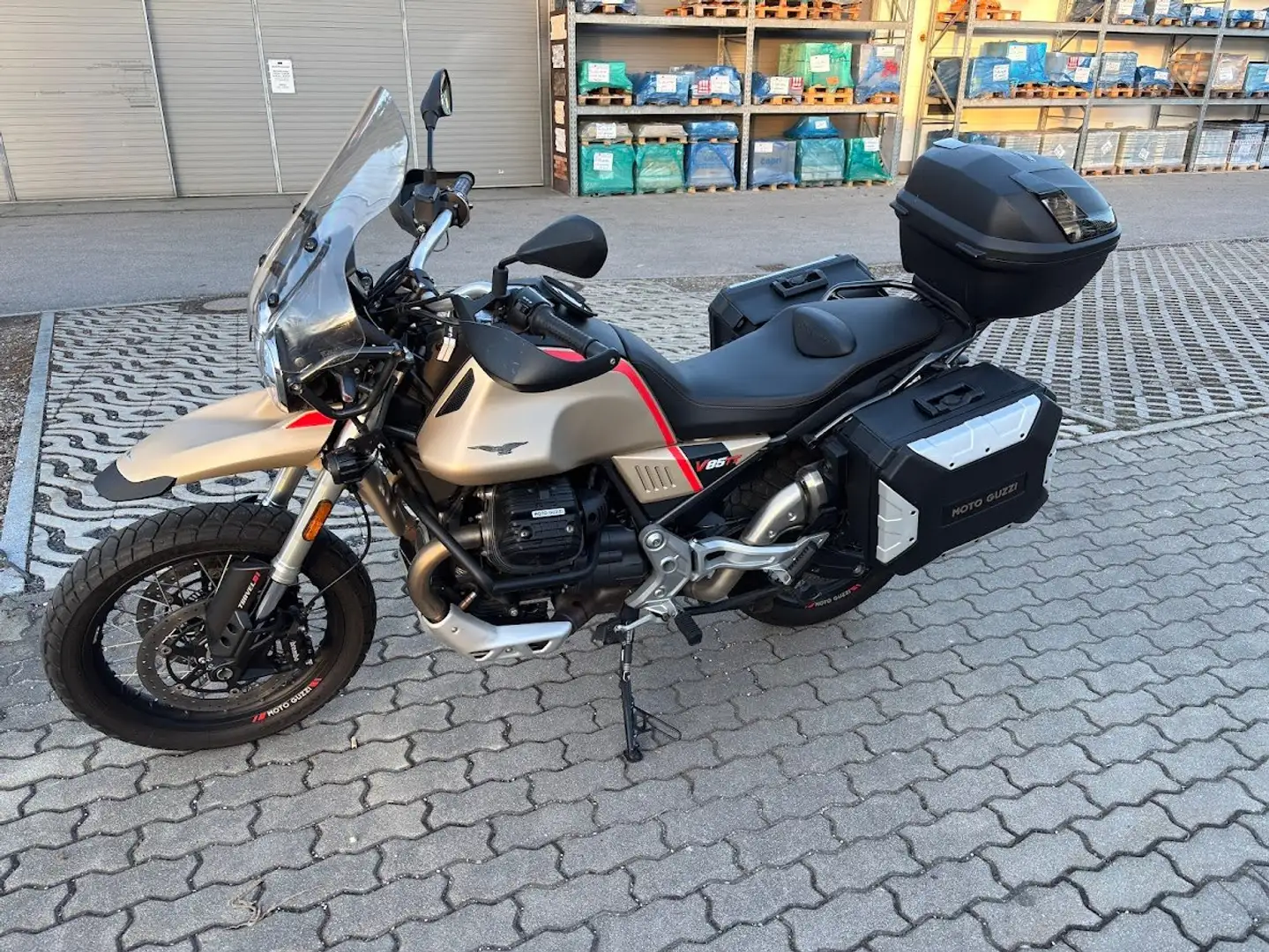 Moto Guzzi V 85 TT Travel Beige - 2