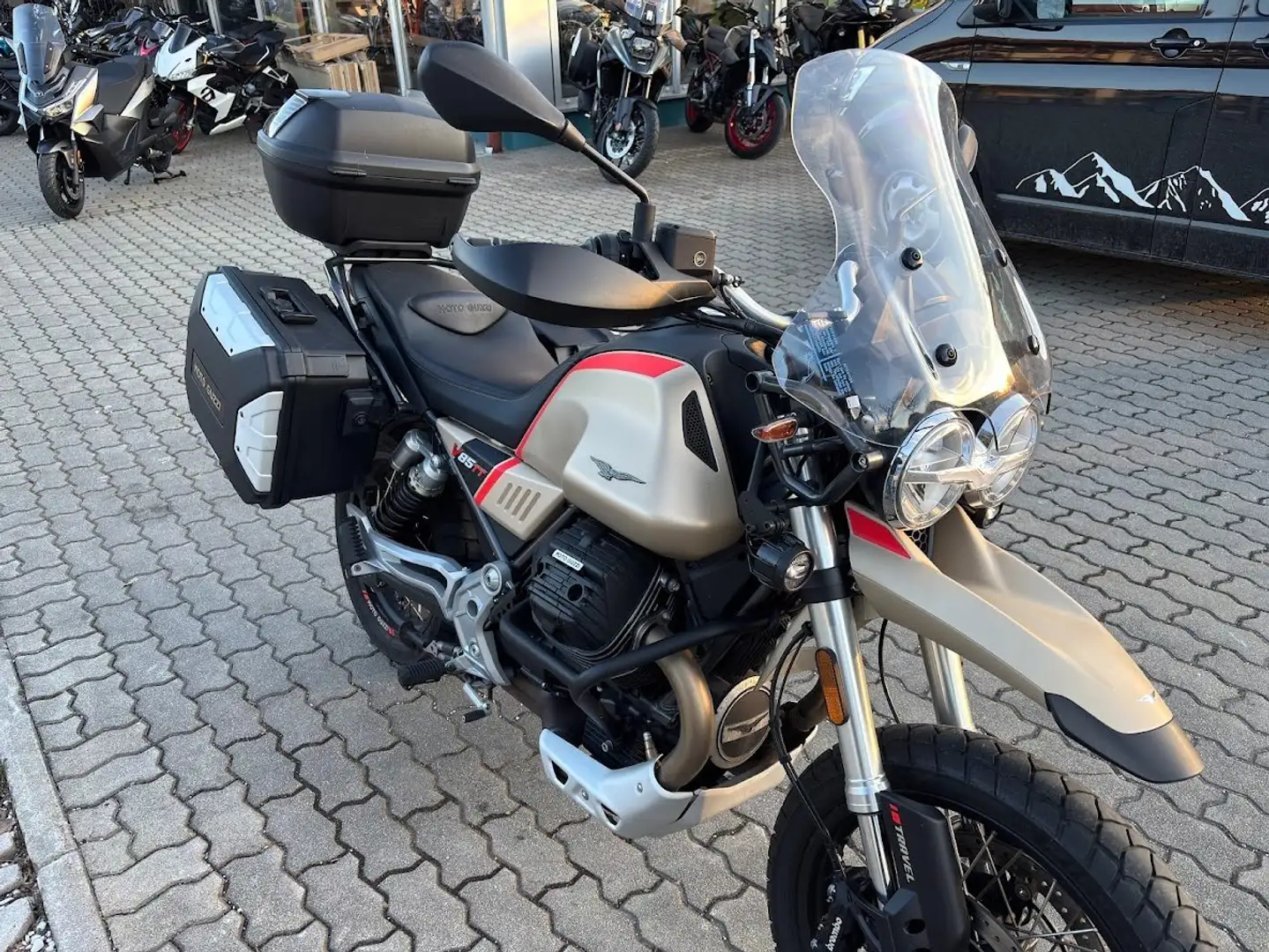 Moto Guzzi V 85 TT Travel Beige - 1