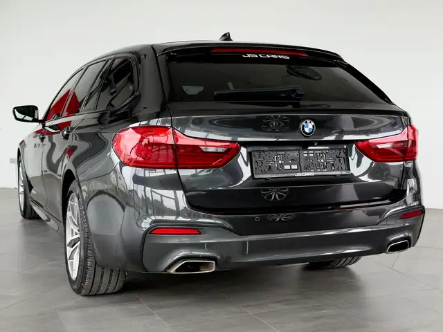 BMW 5 Series view 8