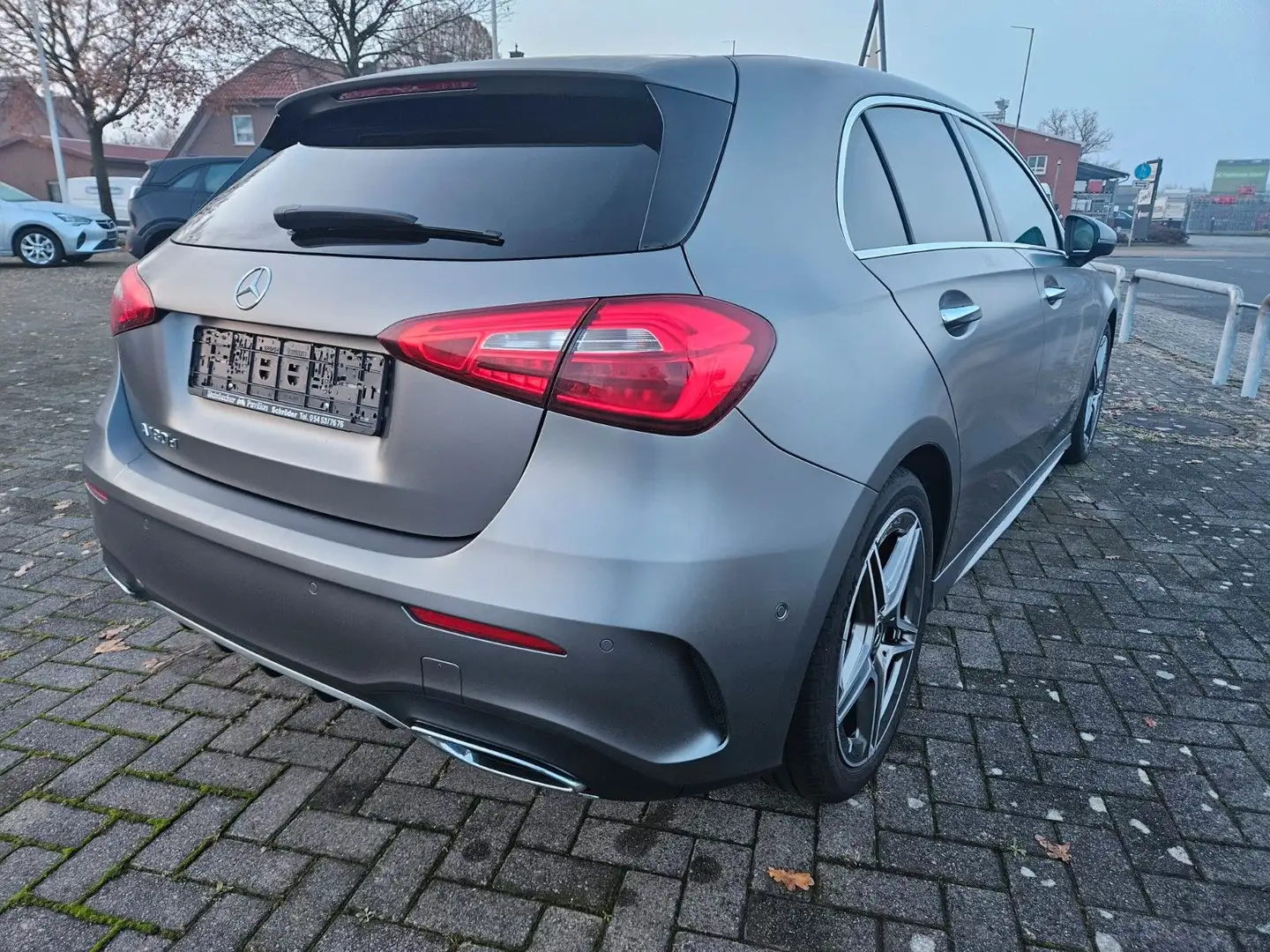 Mercedes-Benz A 180 d Aut. AMG Navi Kamera Grau - 2