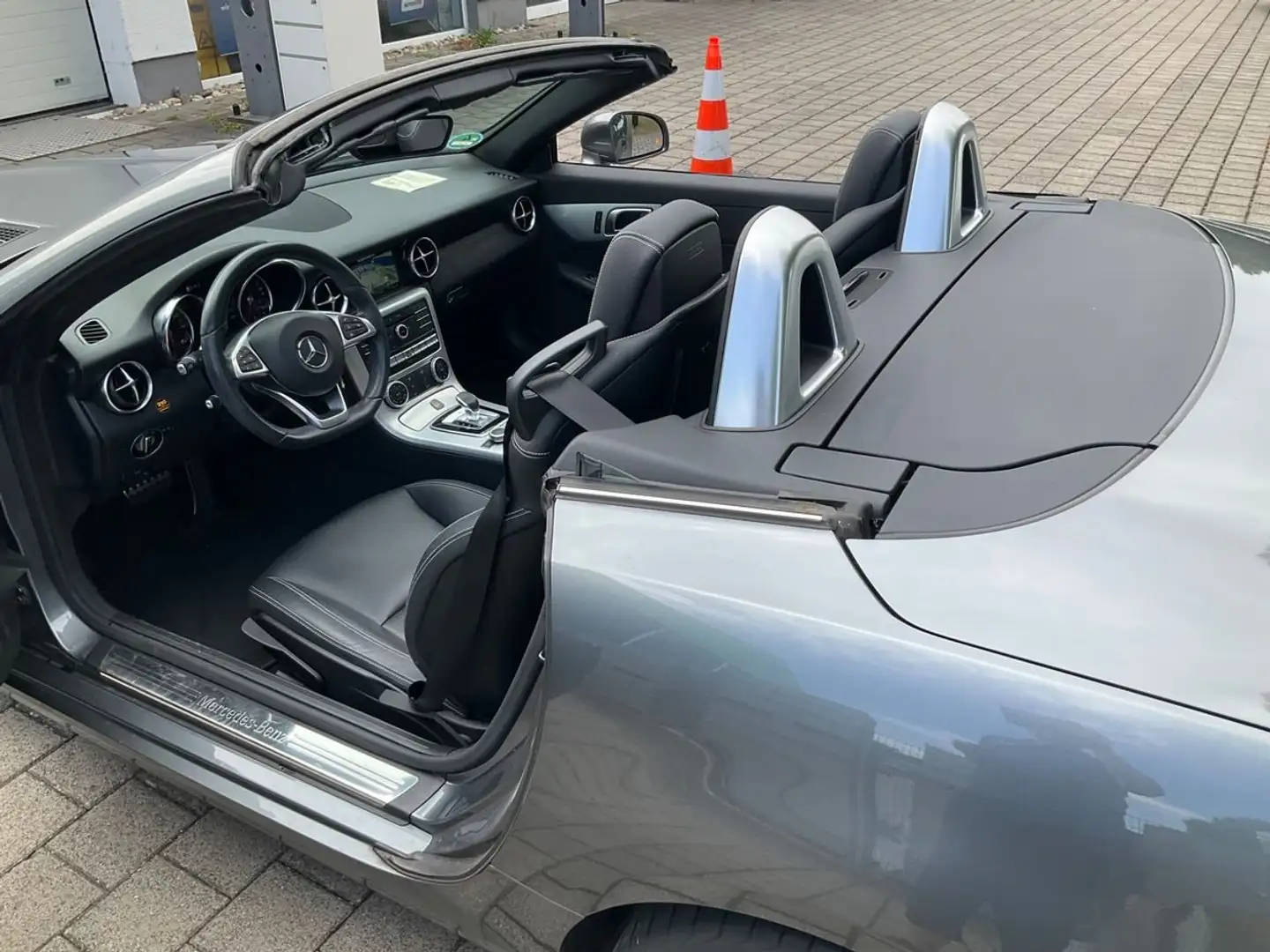 Mercedes-Benz SLC 180 SLC 180 9G-TRONIC Серый - 1